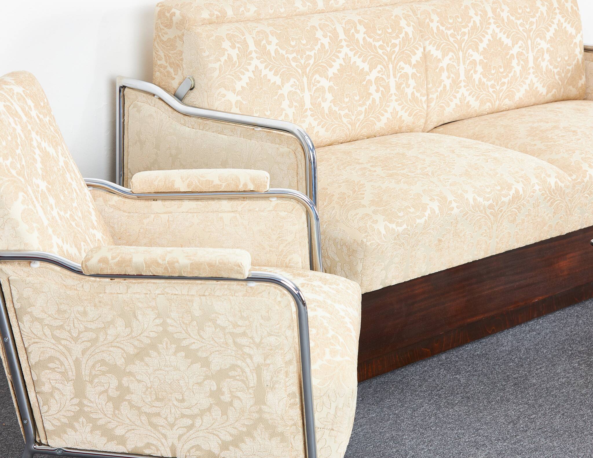 Milieu du siècle. Lit convertible et fauteuils de style Bauhaus par József Peresztegi, Hongrie des années 1950