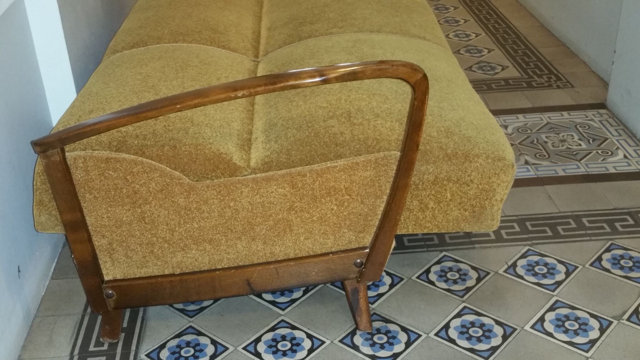 Scandinavian 50s/60s gold daybed canapé.
