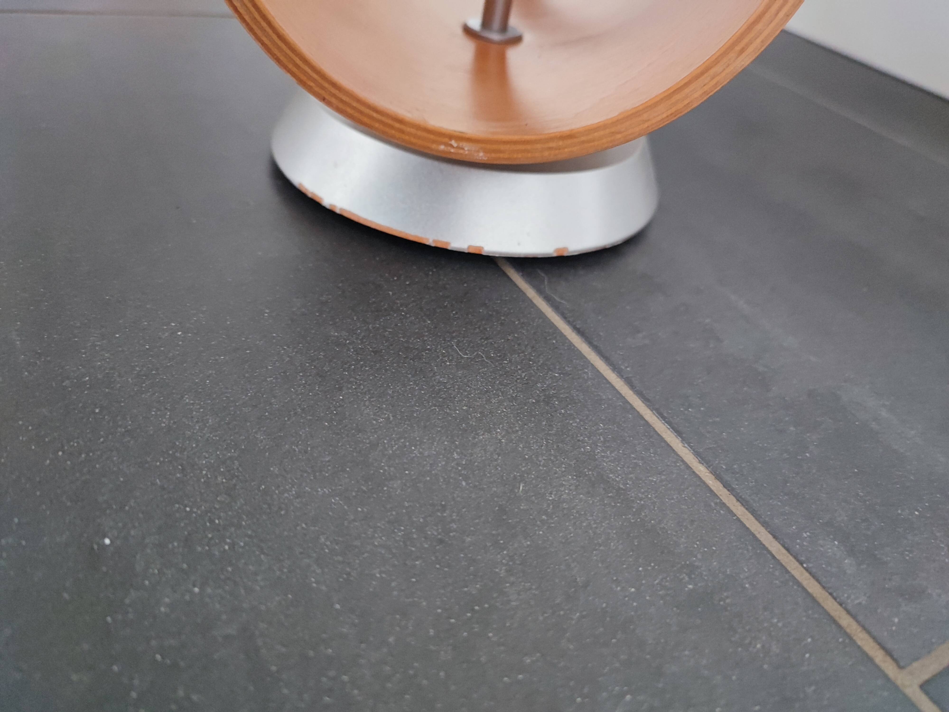 Roset line magazine and newspaper holder