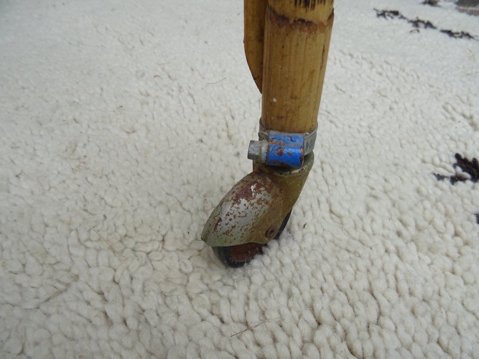 Rattan bassinet on folding support