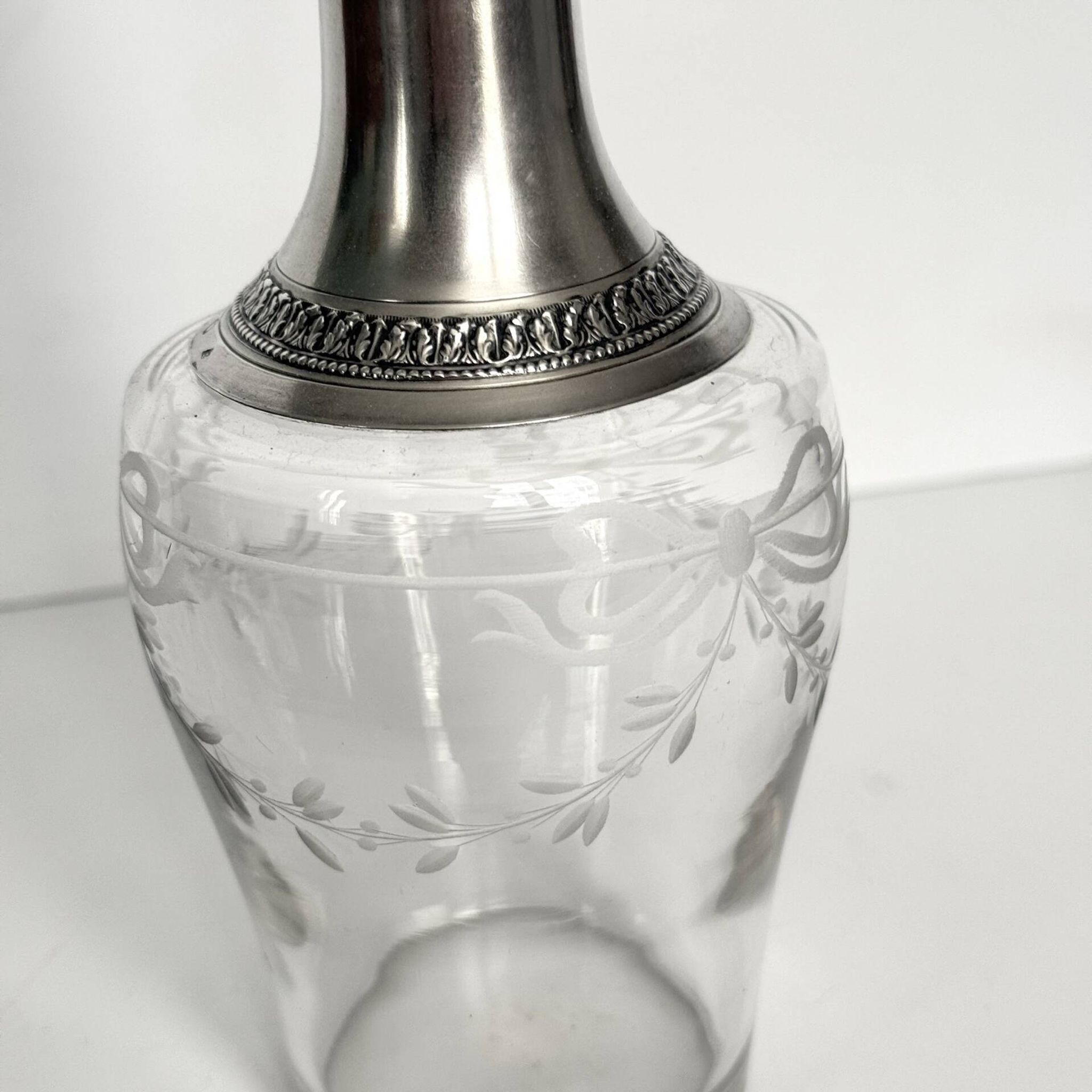 Carafe ancienne en cristal et argent massif – décor rubans et guirlande
