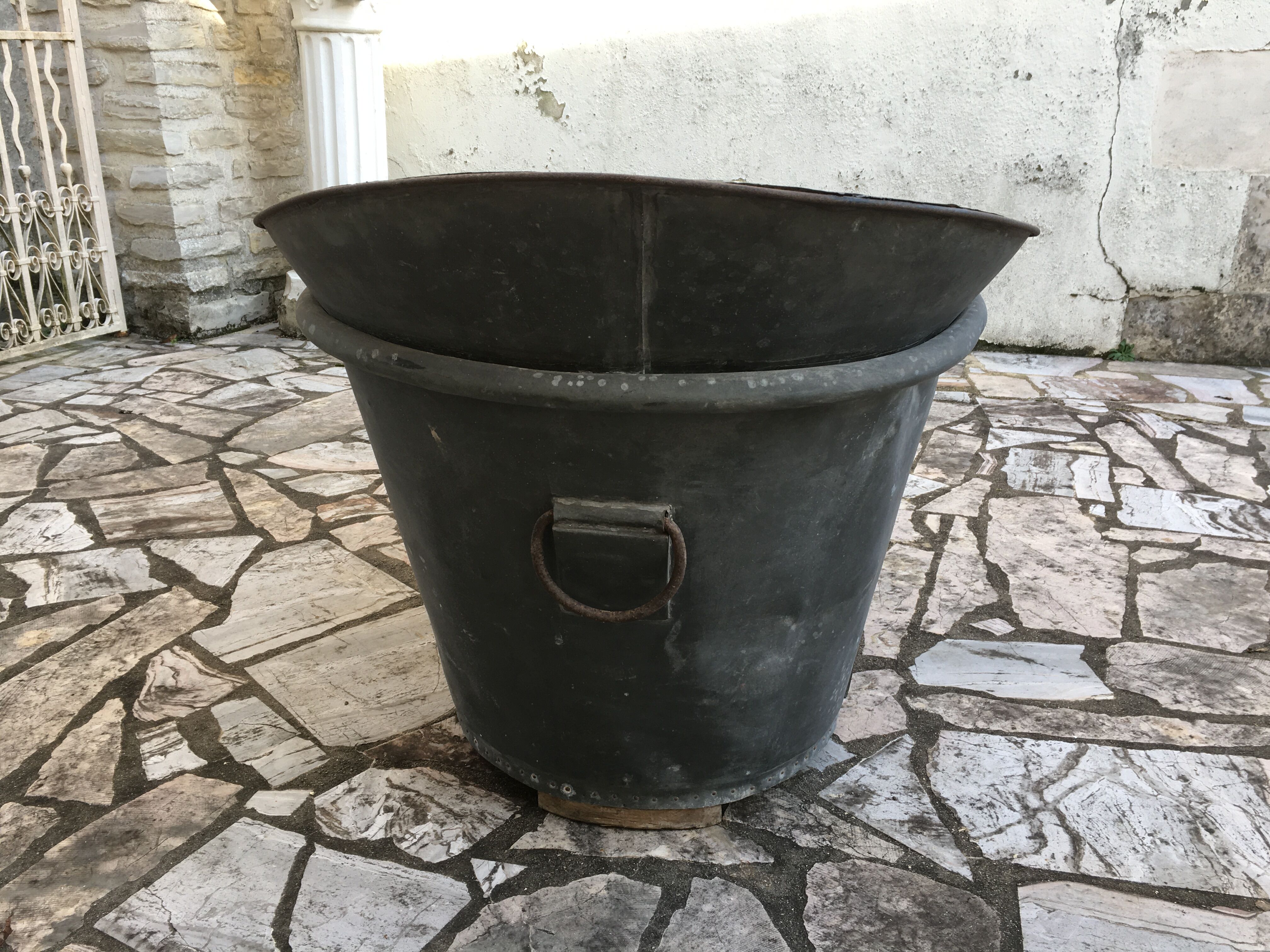 Zinc bathtub of the nineteenth