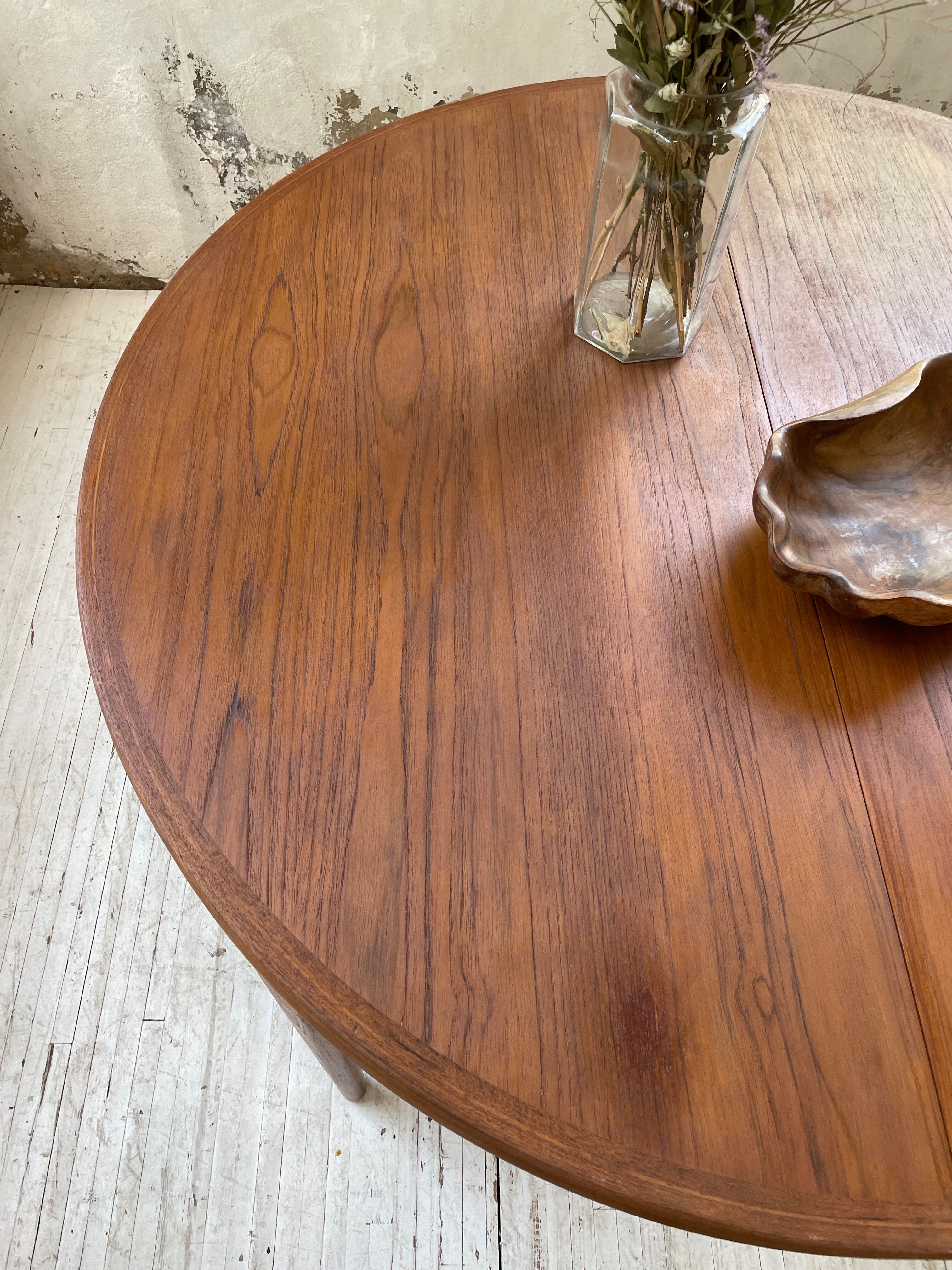 Round table 120-230 cm scandinavian samcom arne hovmand olsen
