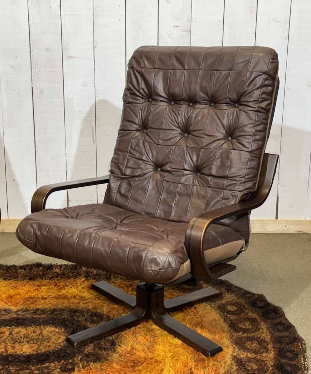 Pair of Norwegian swivel armchairs in leather and beech from the 1970s.