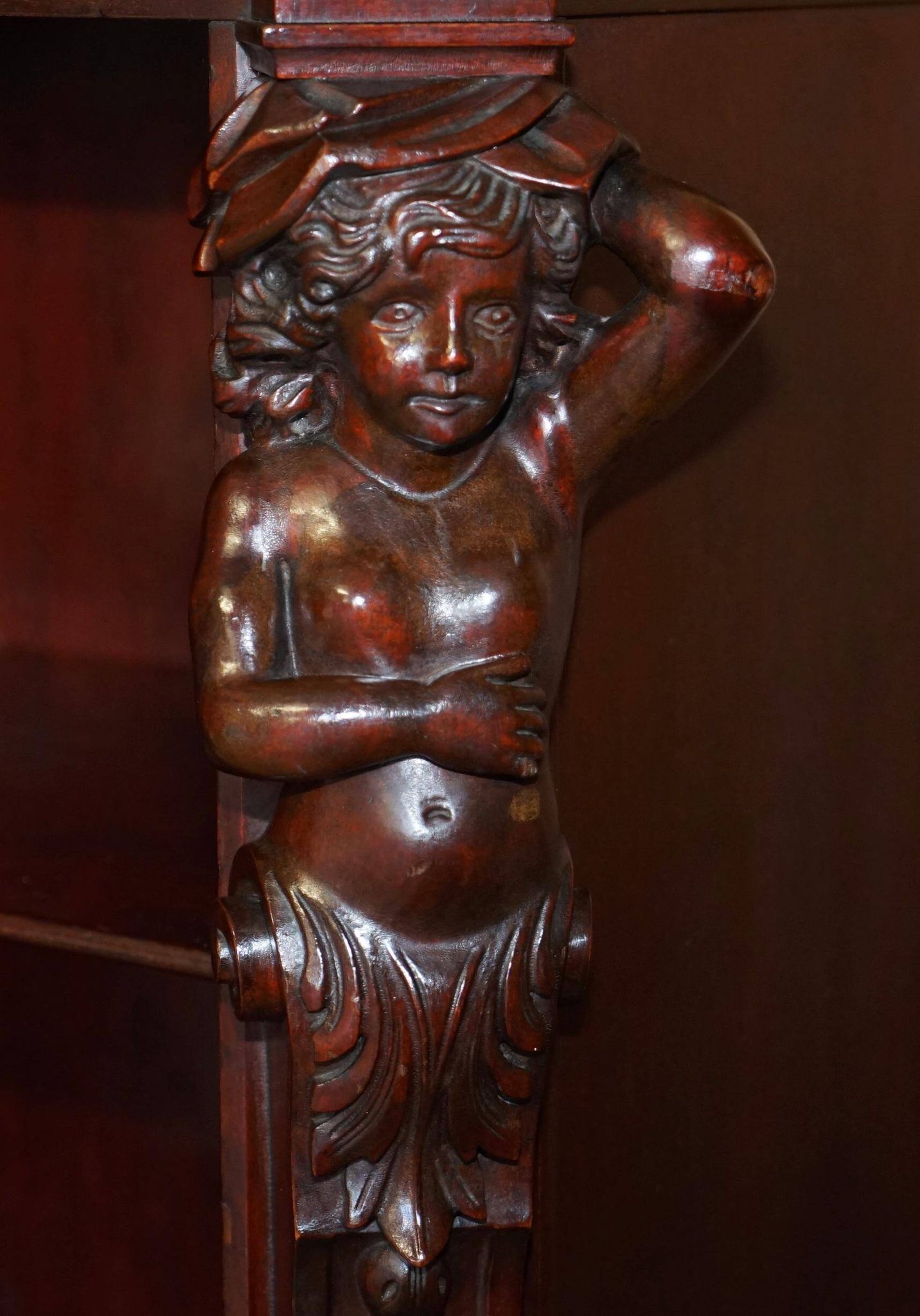 Bibliothèque sculptée à la main circa 1900 en bois dur avec statues Hermès
