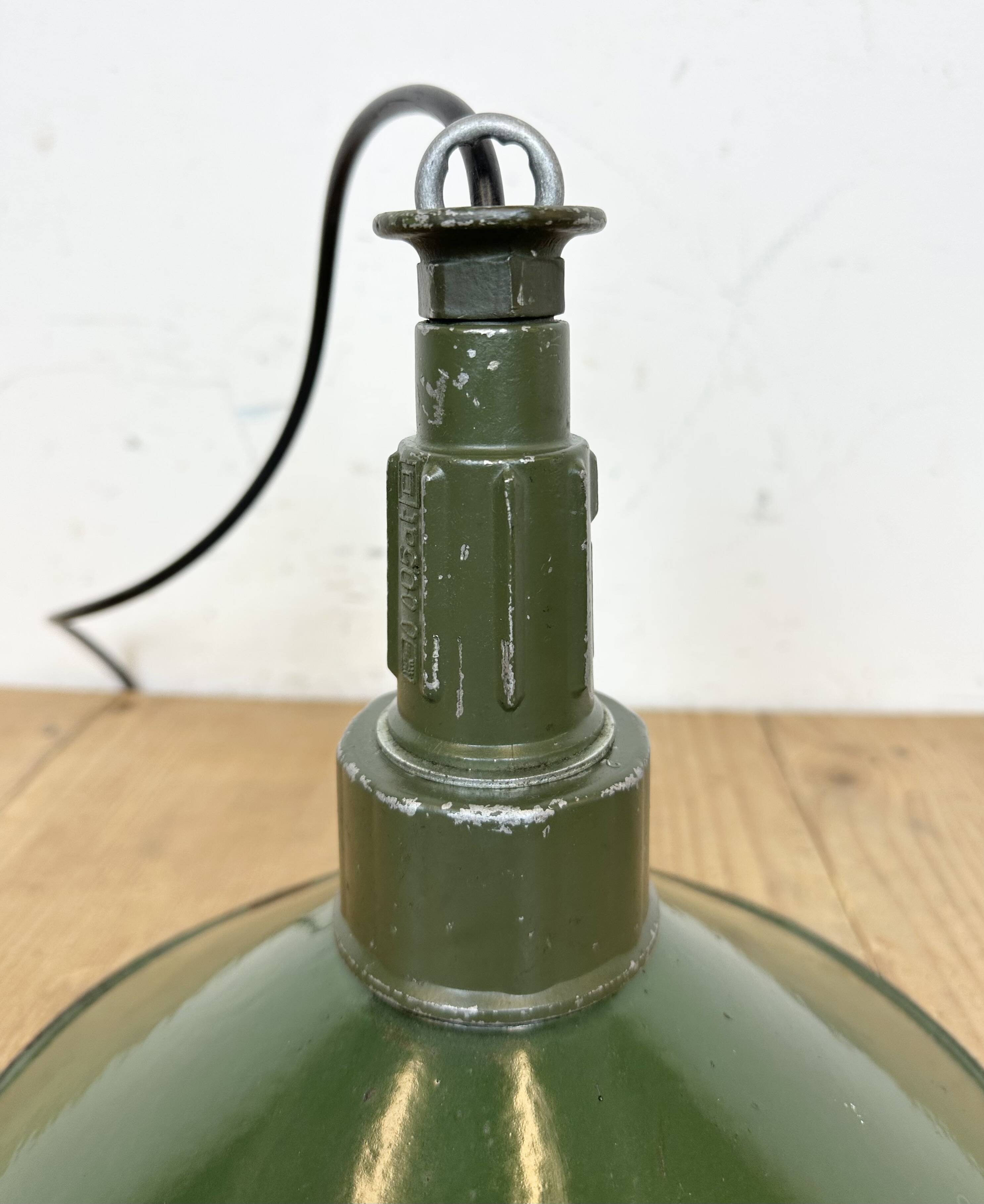 Industrial green enamel military pendant lamp with cast aluminium top, 1960s