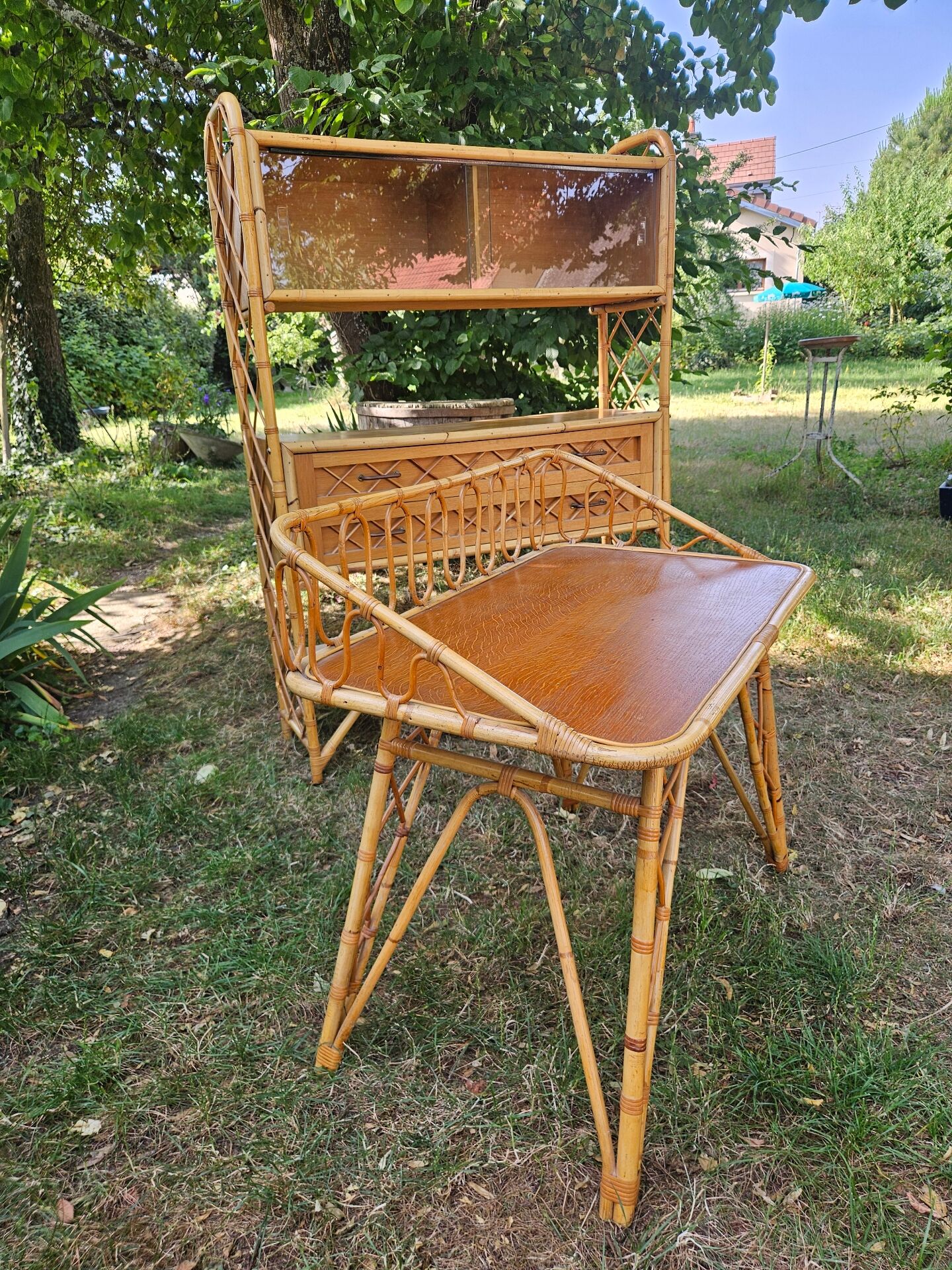 Rattan bamboo display shelf + vintage desk from the 50s-60s-70s.