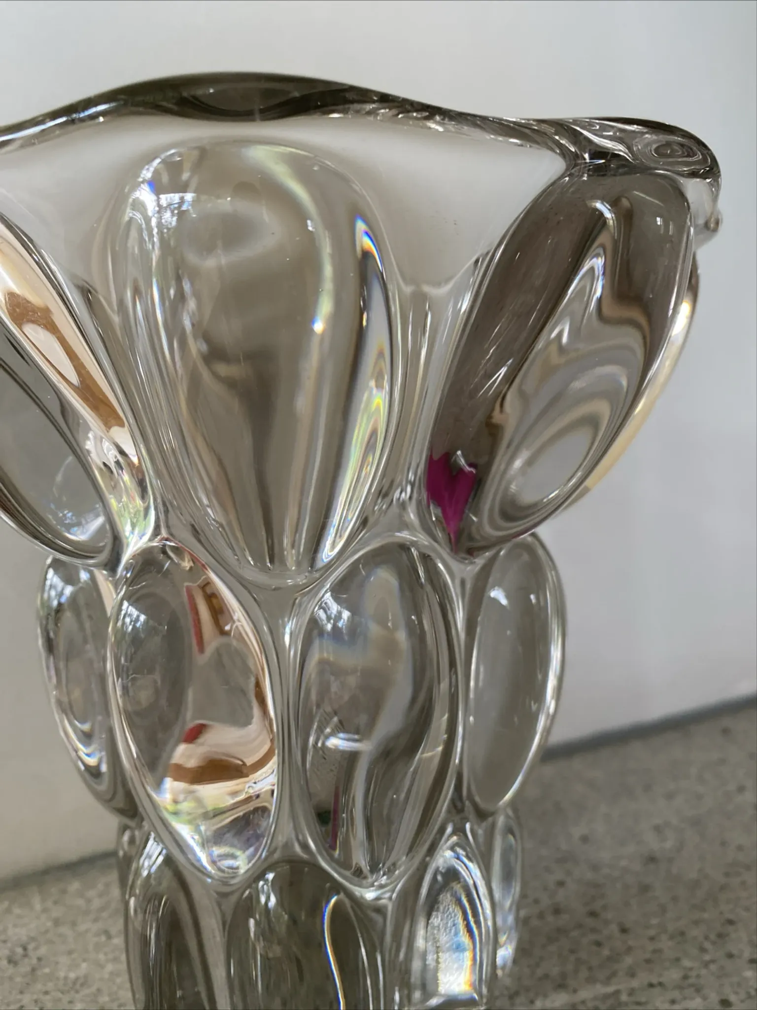 Pierre d'Avesn modernist vase in honeycomb crystal from the 1970s.