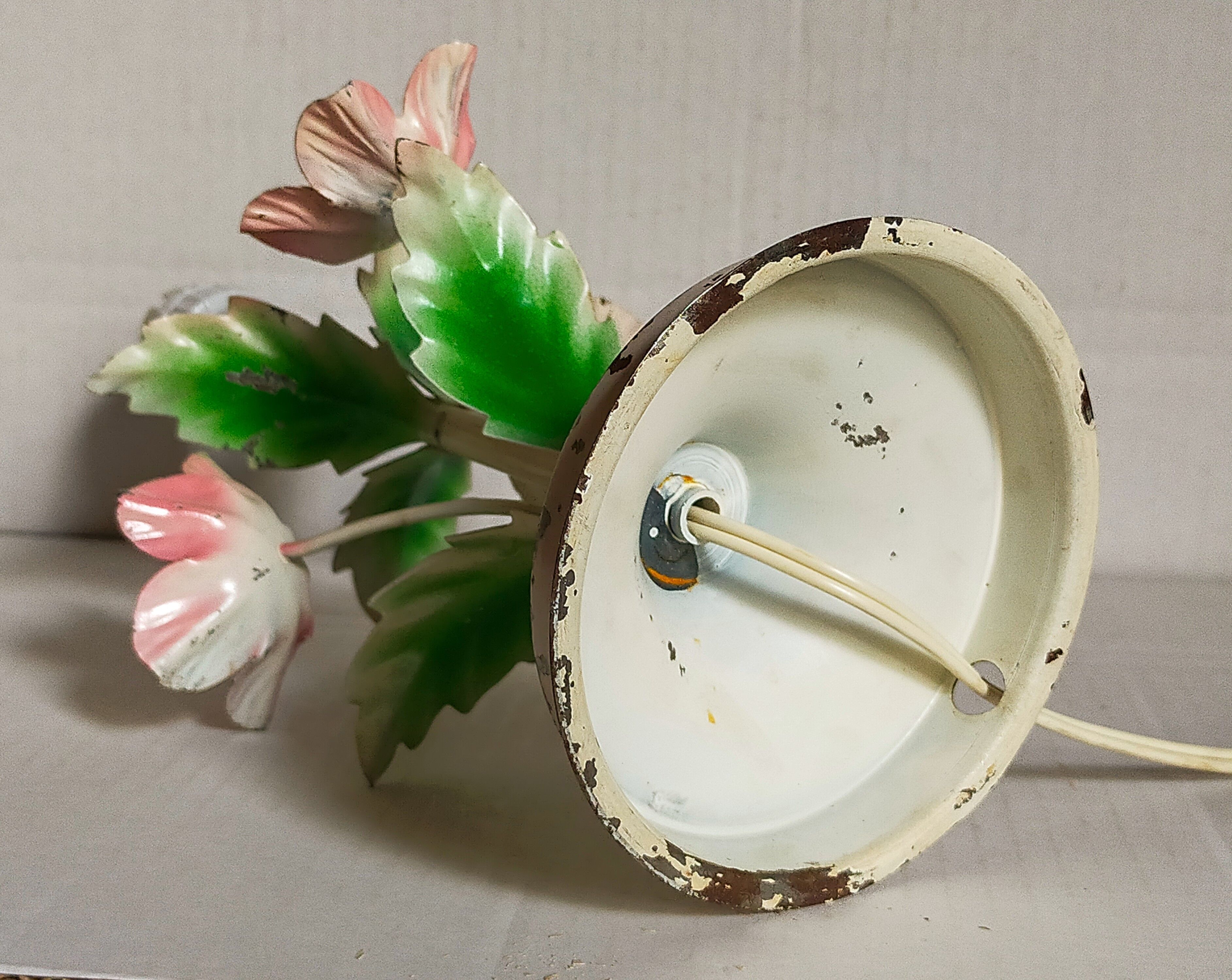 Bouquet lamp to table in vintage painted sheet vinyl lampshade