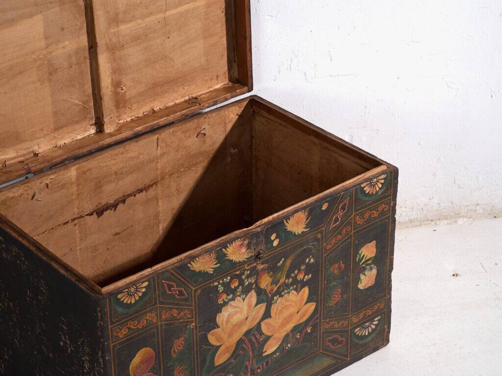 Antique chest painted in pine wood – China, around 1900