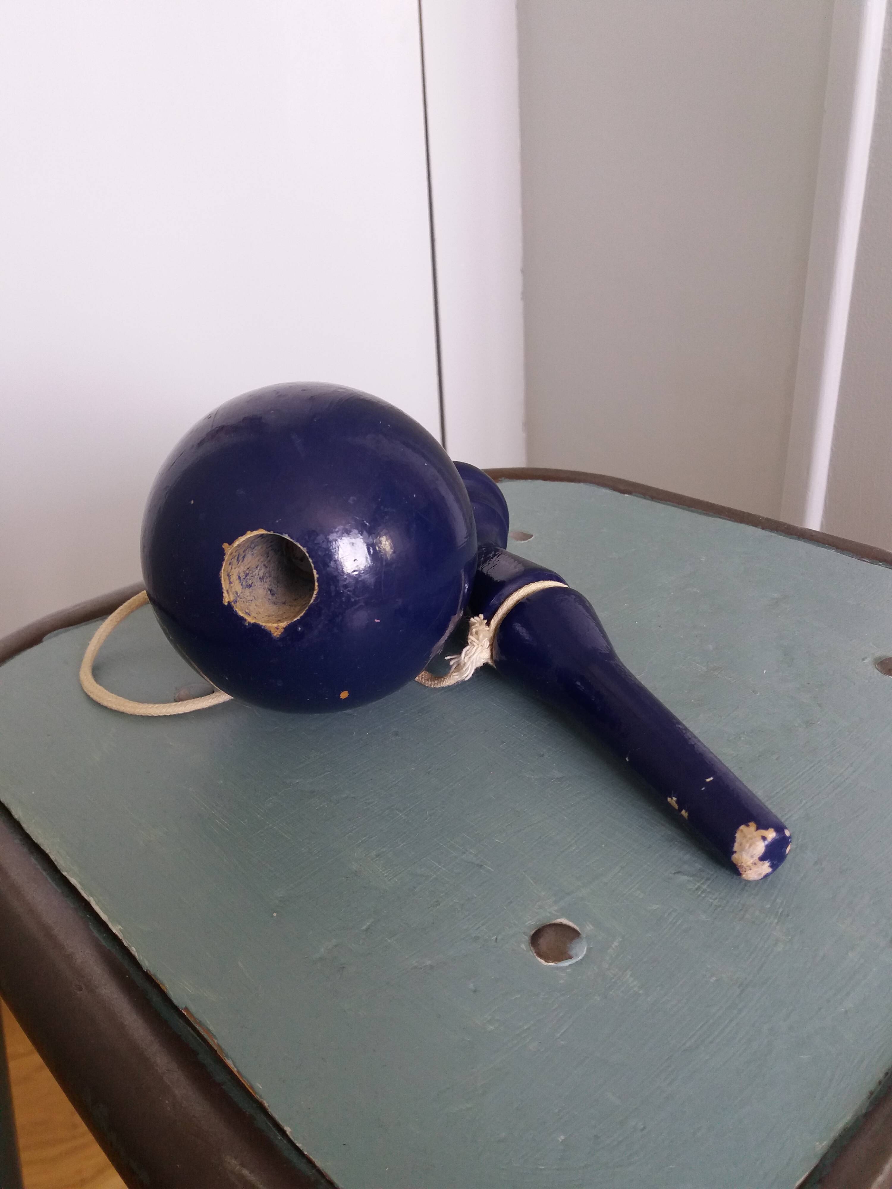 Bilboquet ancien bois laqué bleu