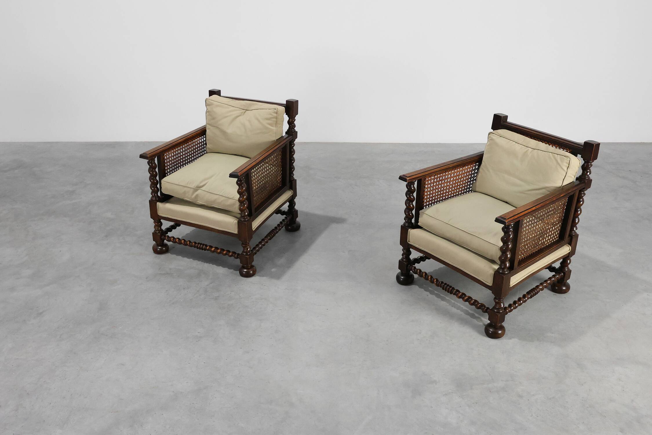 Paire de fauteuils en chêne anglais antique et en rotin avec des détails torsadés, Royaume-Uni c
