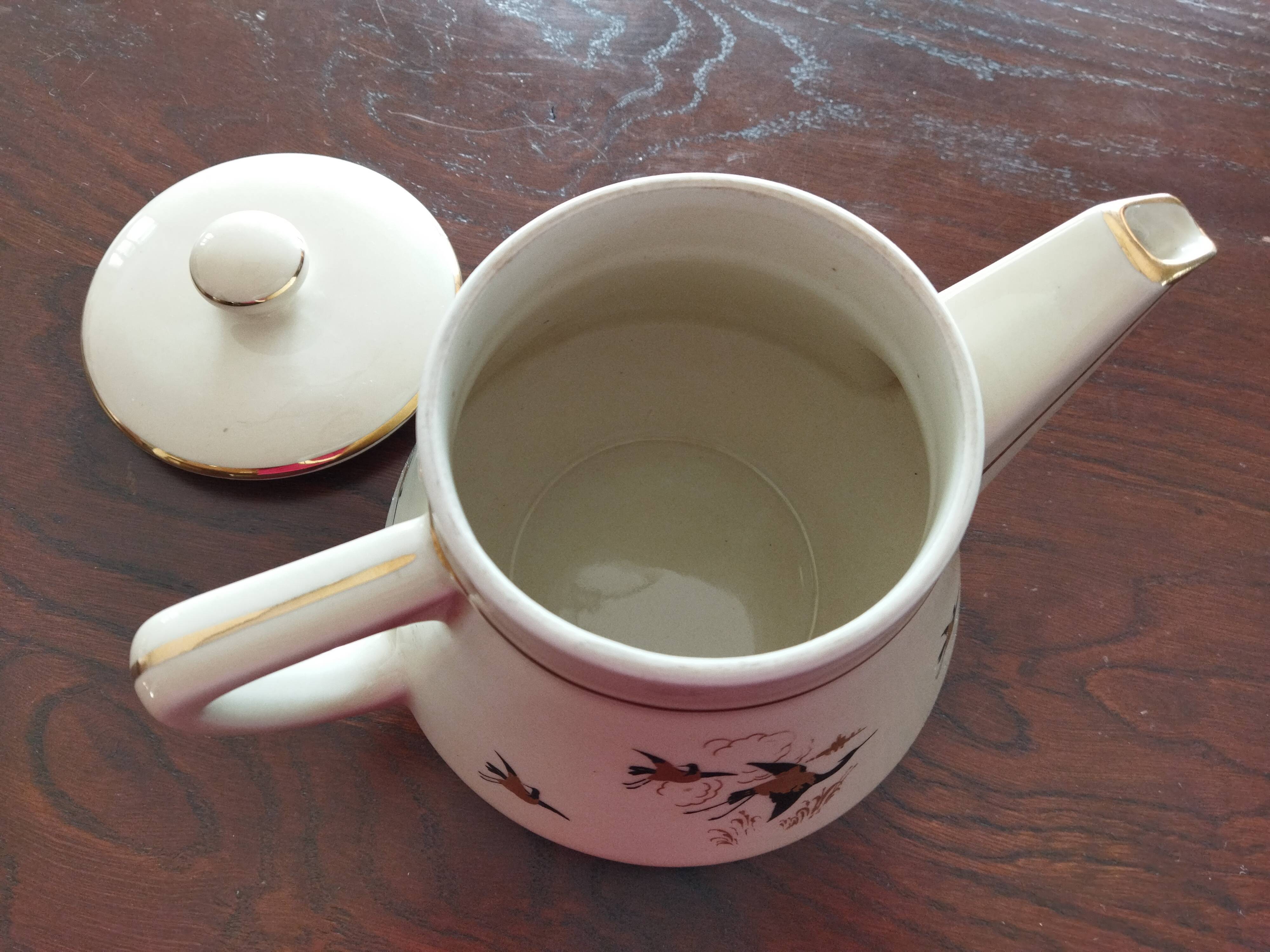 Salam pourer with Japanese motifs