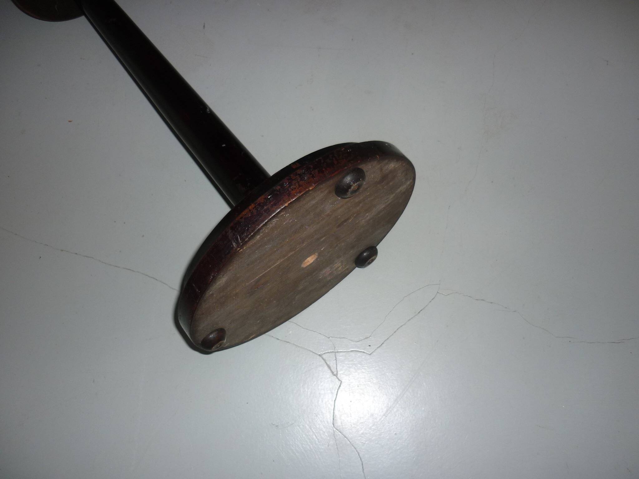 Cendrier en bois sur pied par-fumee