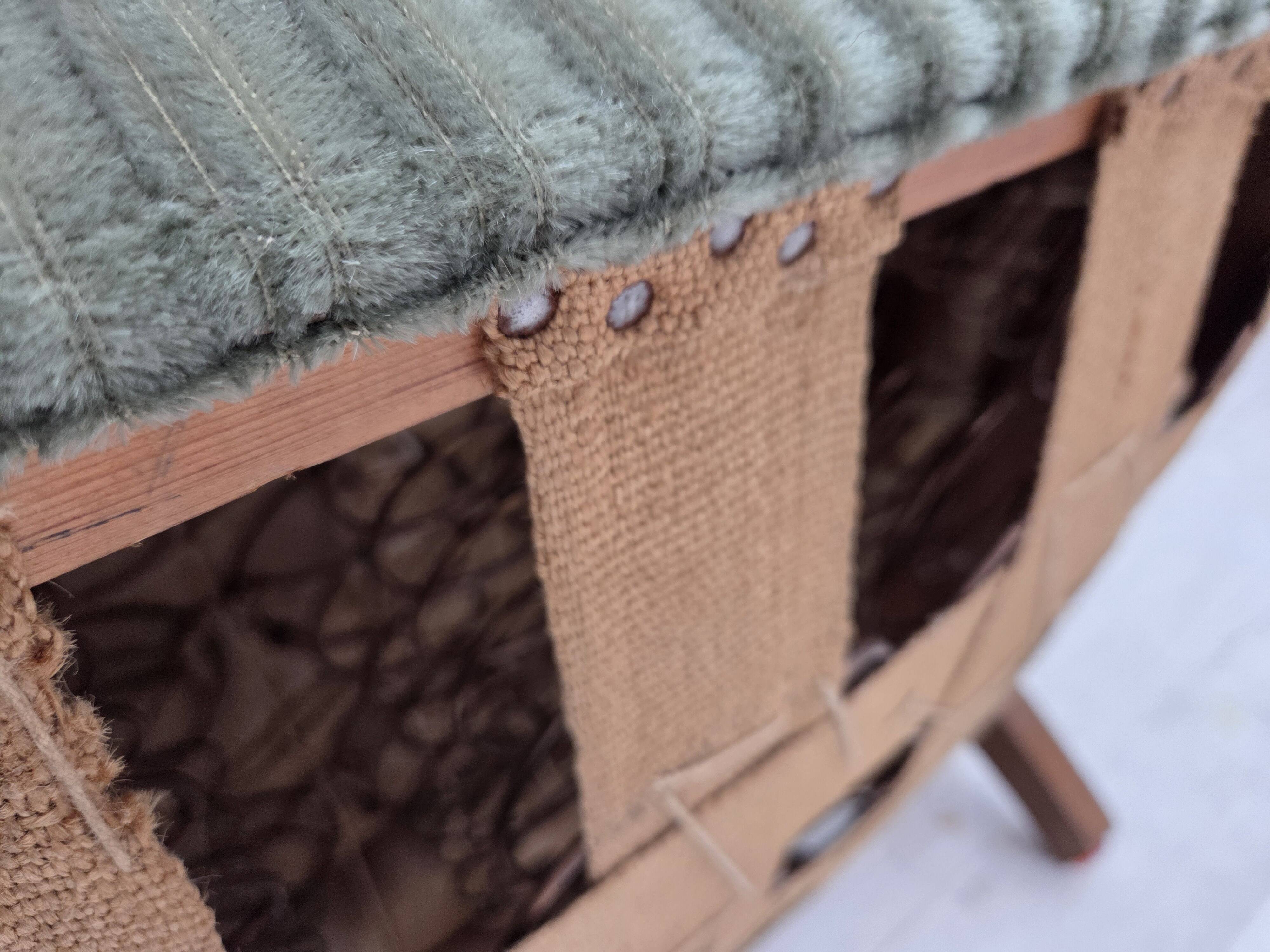 Fauteuil danois des années 1960, revêtement en velours vert, pieds en chêne.