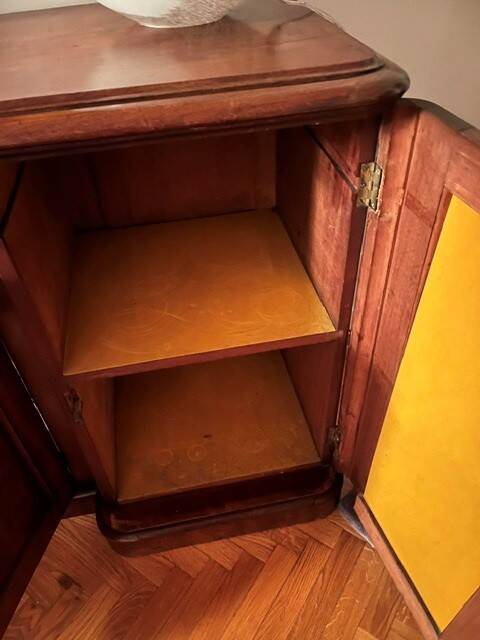 Mahogany enfilade and mahogany veneer in victorian style, in good condition.