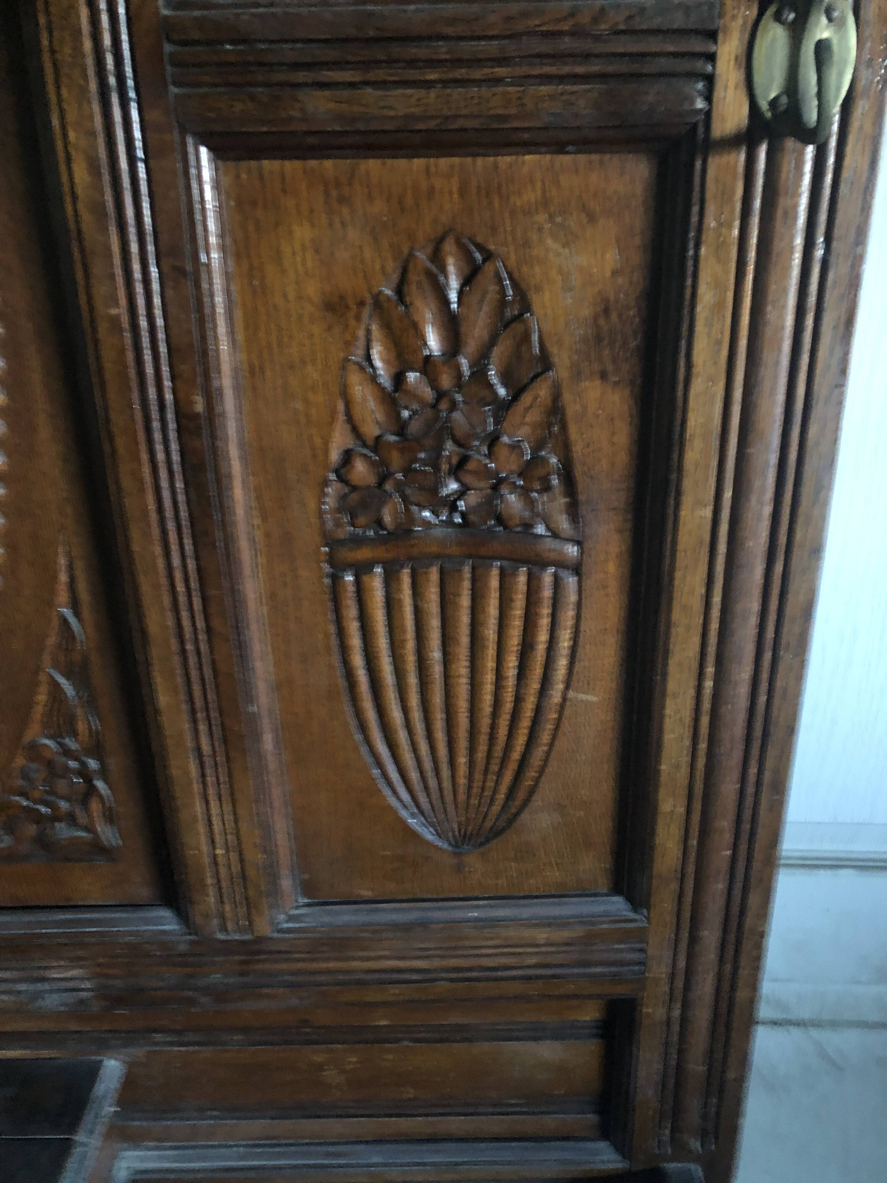 Very decorative coat rack with bevelled mirror.