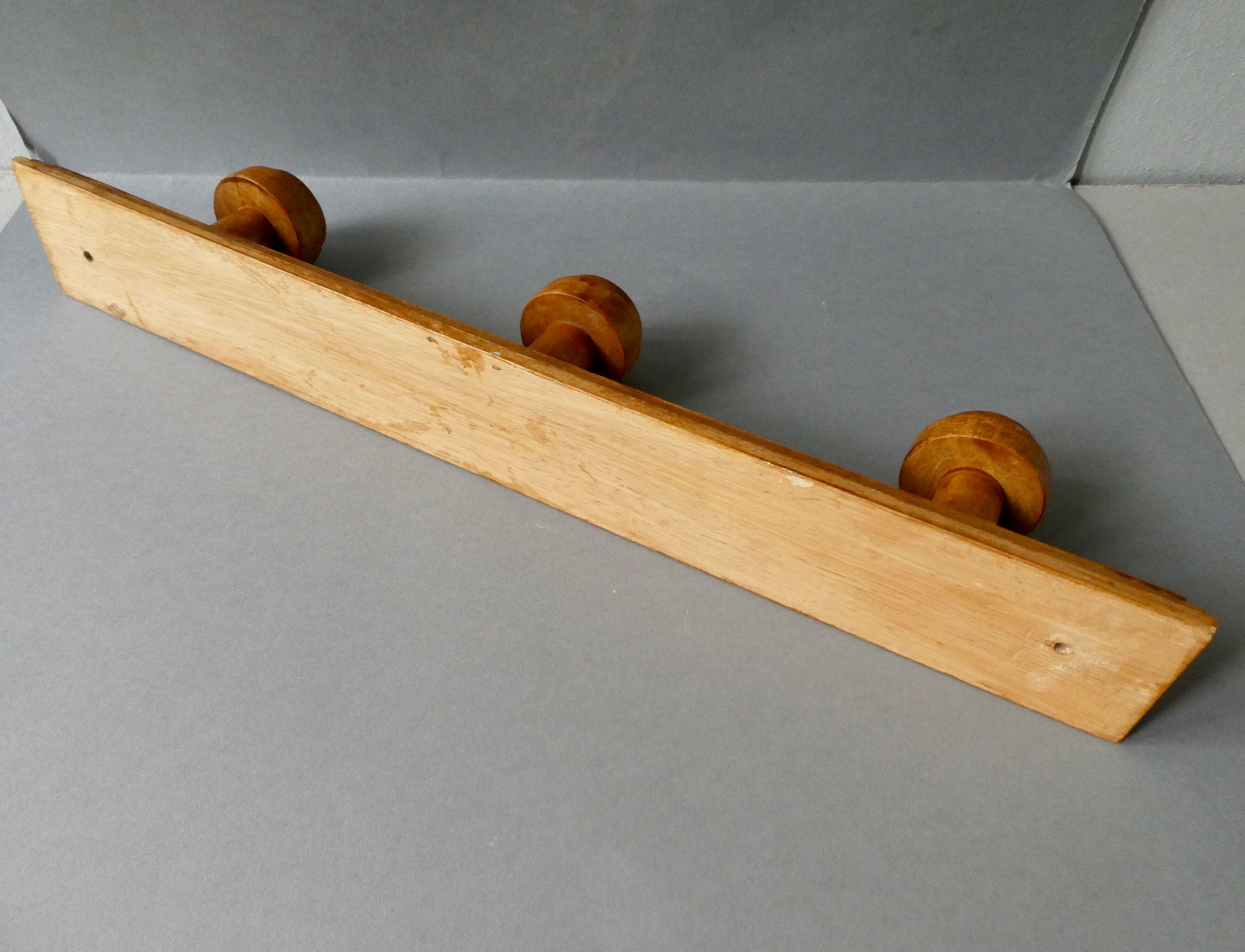 3-waddle wall doorower made of solid wood