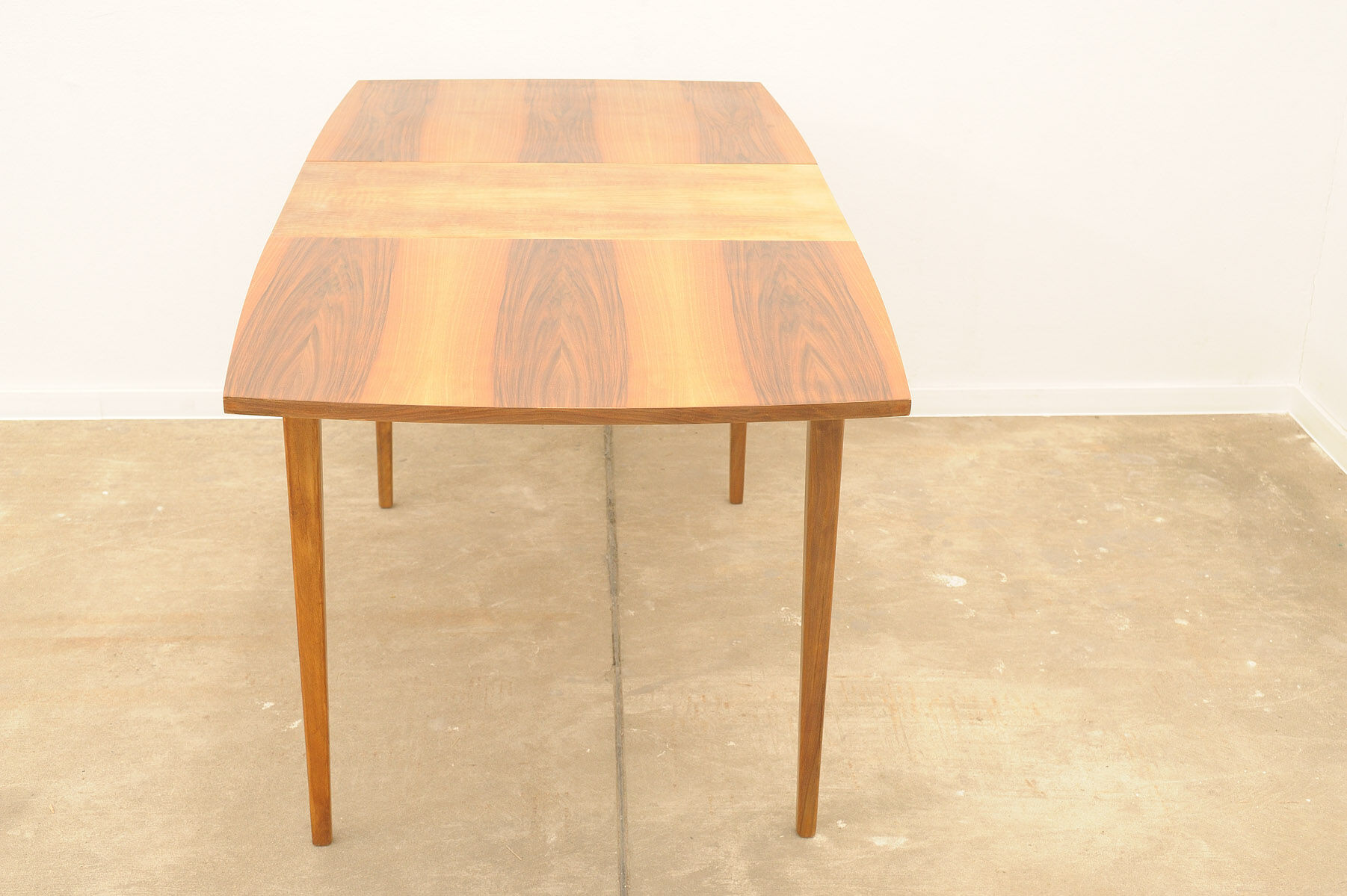 Table à manger pliante en noyer entièrement rénovée, années 1970, Tchécoslovaquie