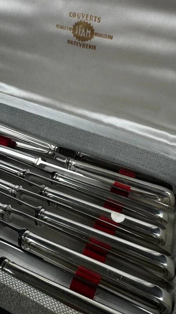 Coffret de 24 couteaux en métal argenté SFAM, modèle filet