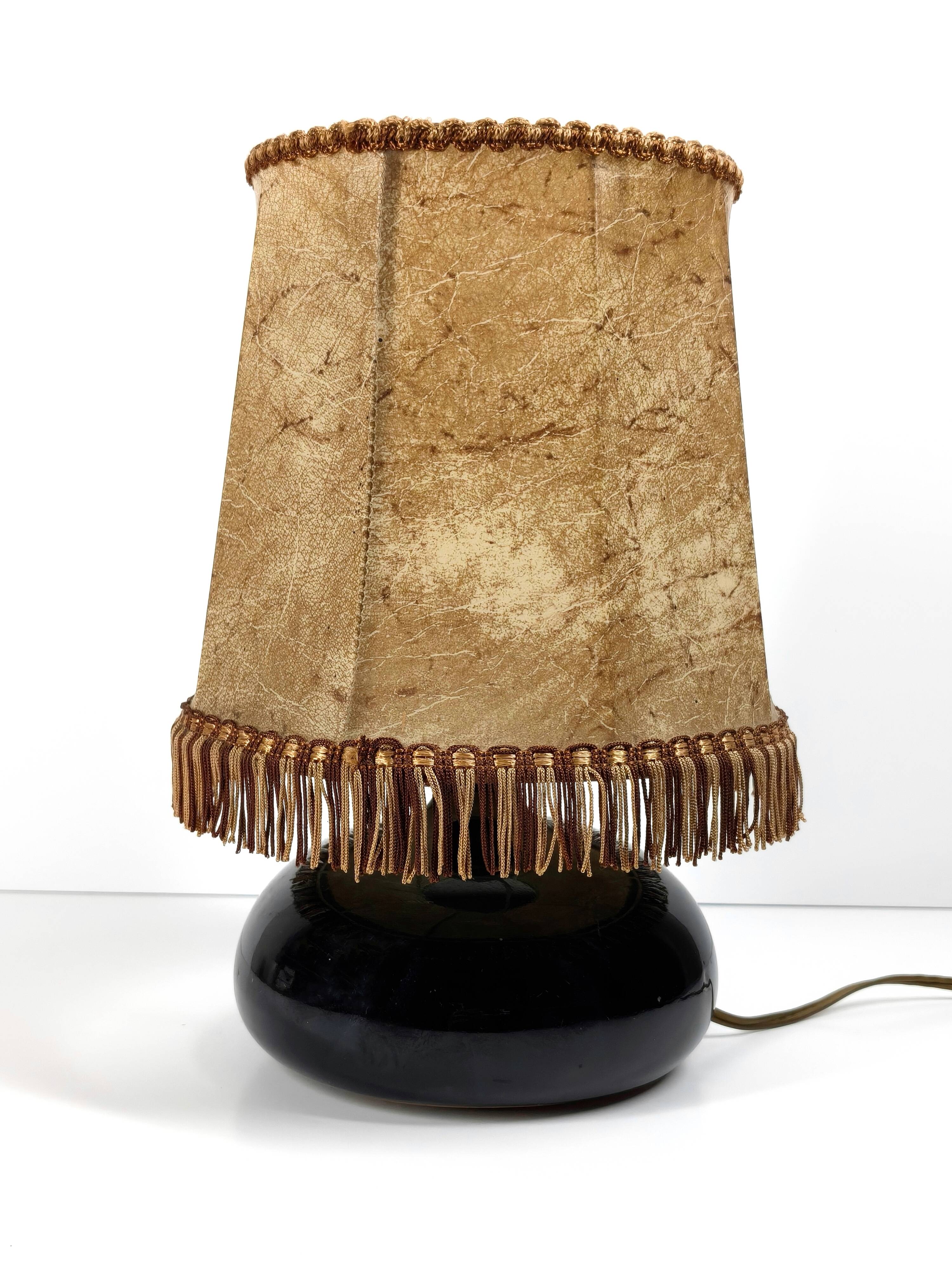 Lampe de table sculpturale en céramique noir profond