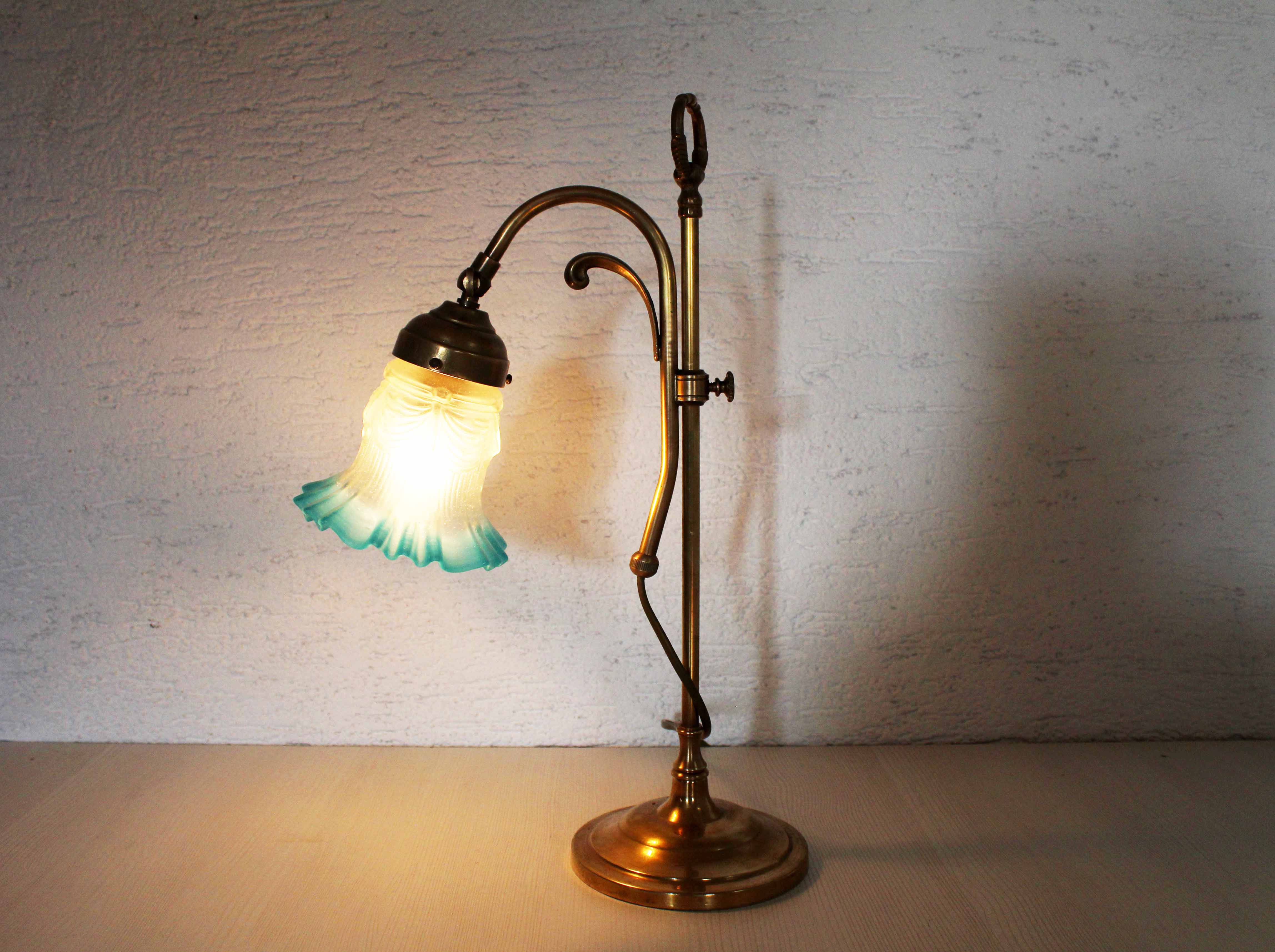 Gooseneck desk lamp