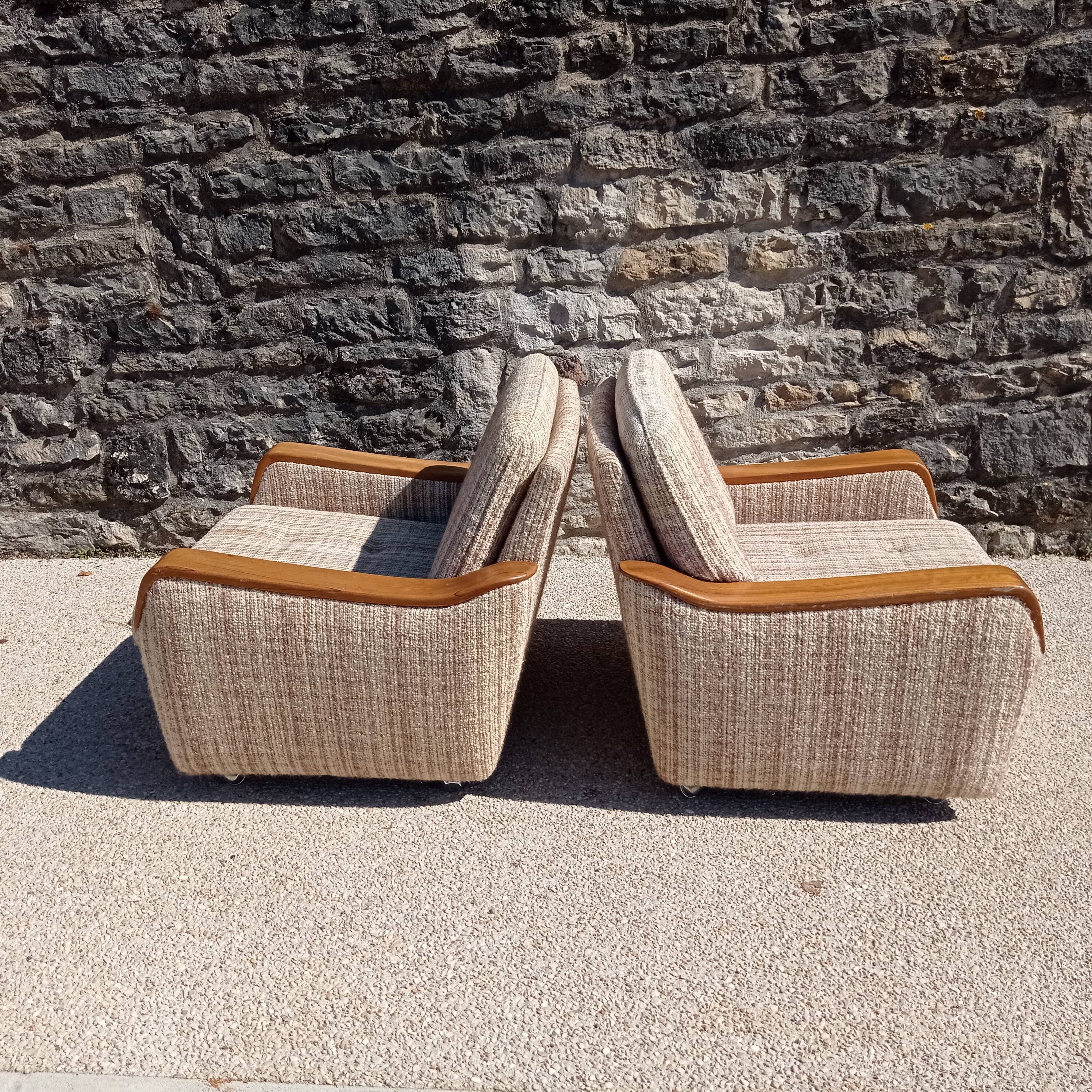 Paire de fauteuils vintage en bois et tissu
