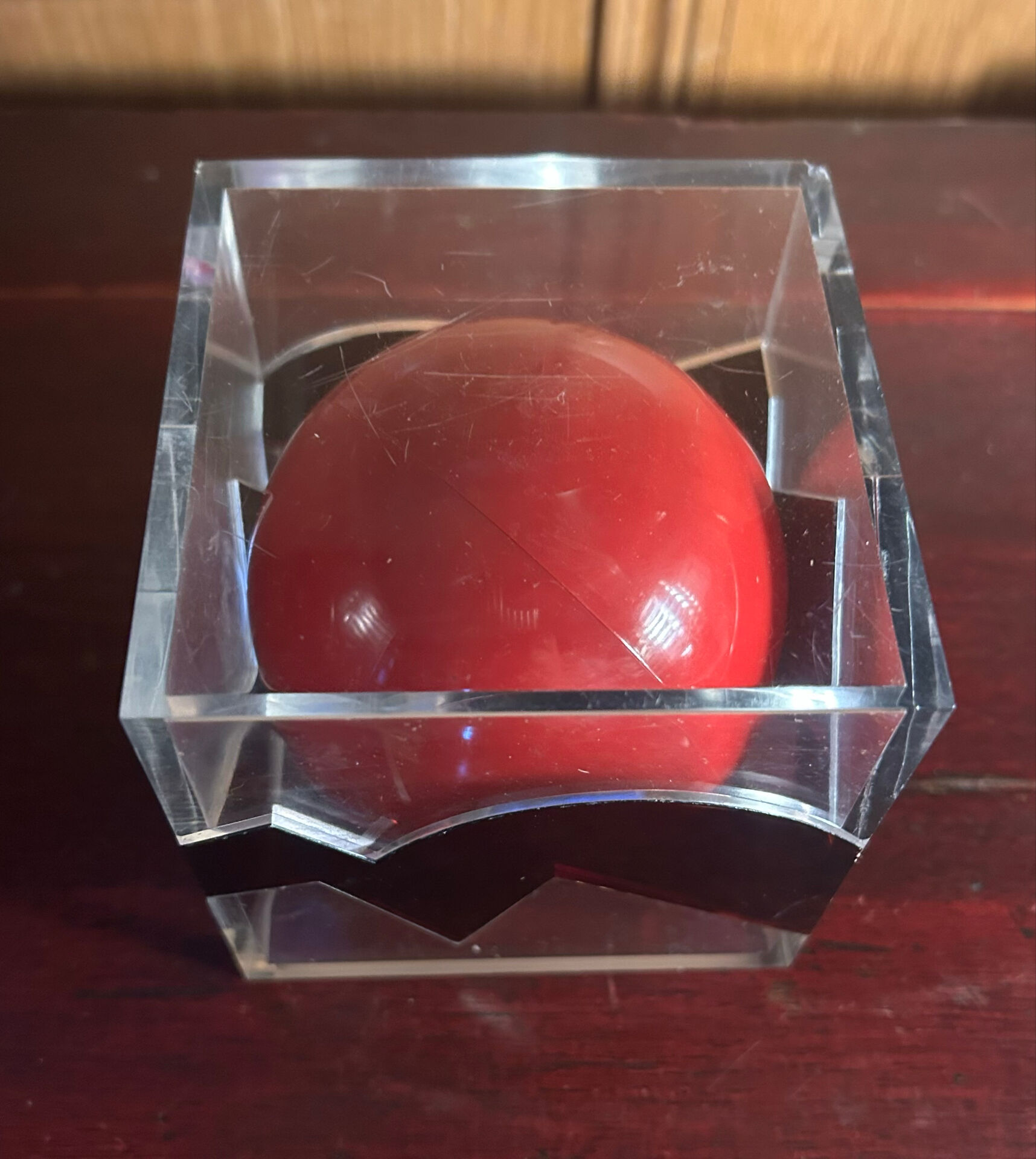 Sculpture en plexiglas cube et sphère rouge Luis Feito collab Citroën