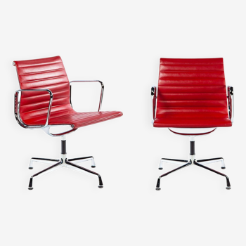 Une paire de fauteuils type 938-138, Charles Eams, contemporain Vitra, cuir suisse, aluminium