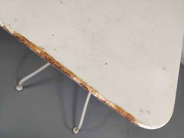 Ancienne table de jardin pliante en fer forgé blanche