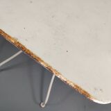 Ancienne table de jardin pliante en fer forgé blanche