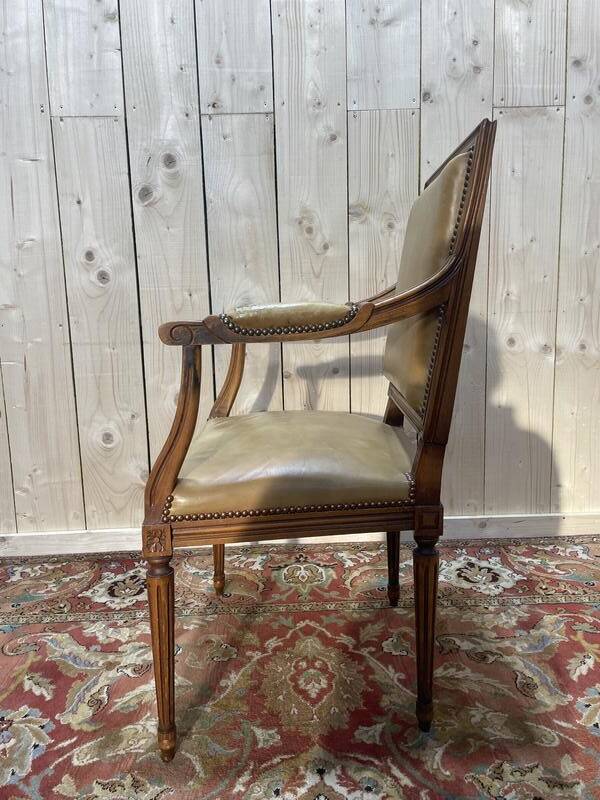 Fauteuil de bureau de style Louis XVI en cuir beige
