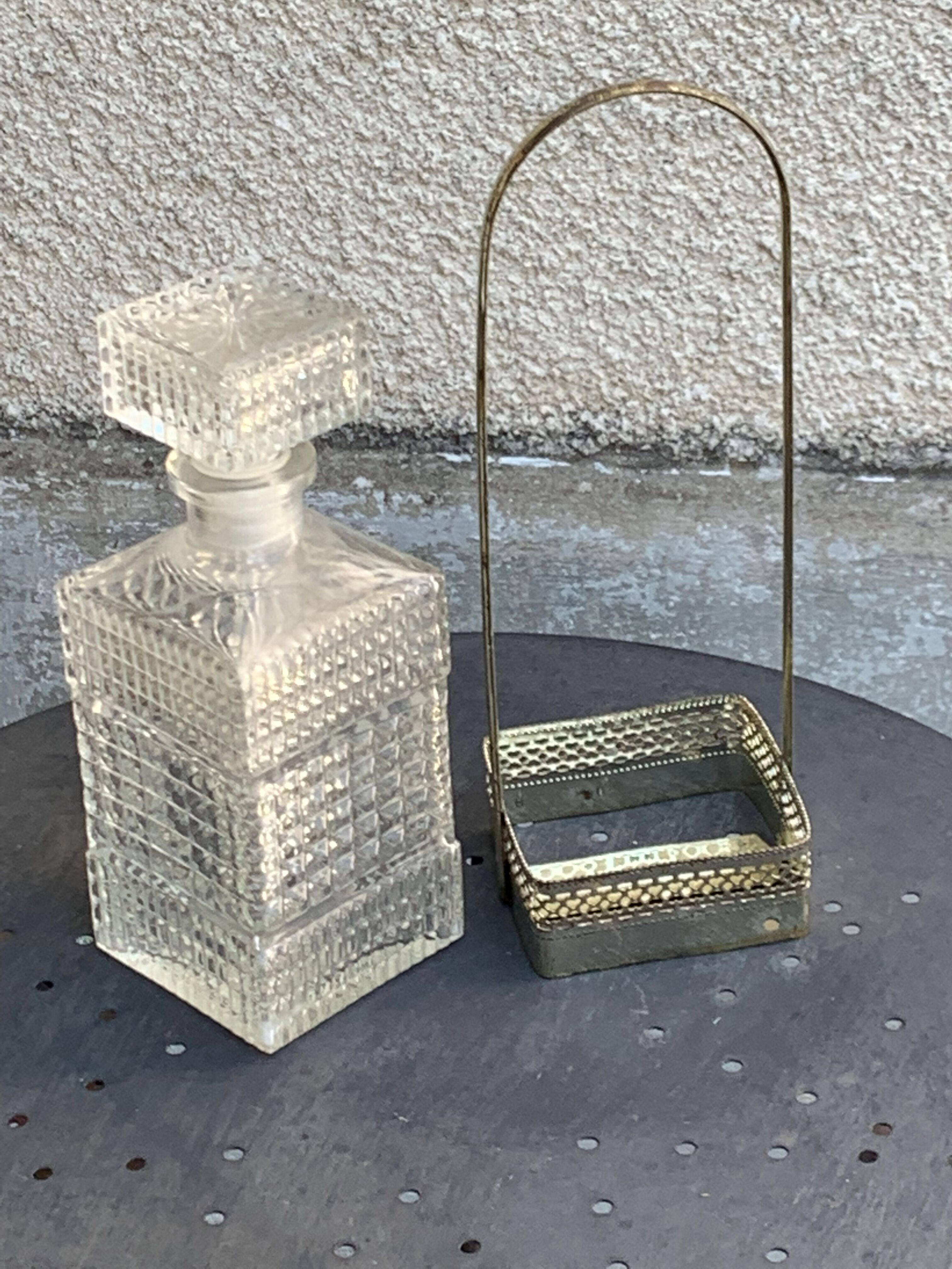 Carafe à whisky en verre et son serviteur en métal de couleur argent vintage