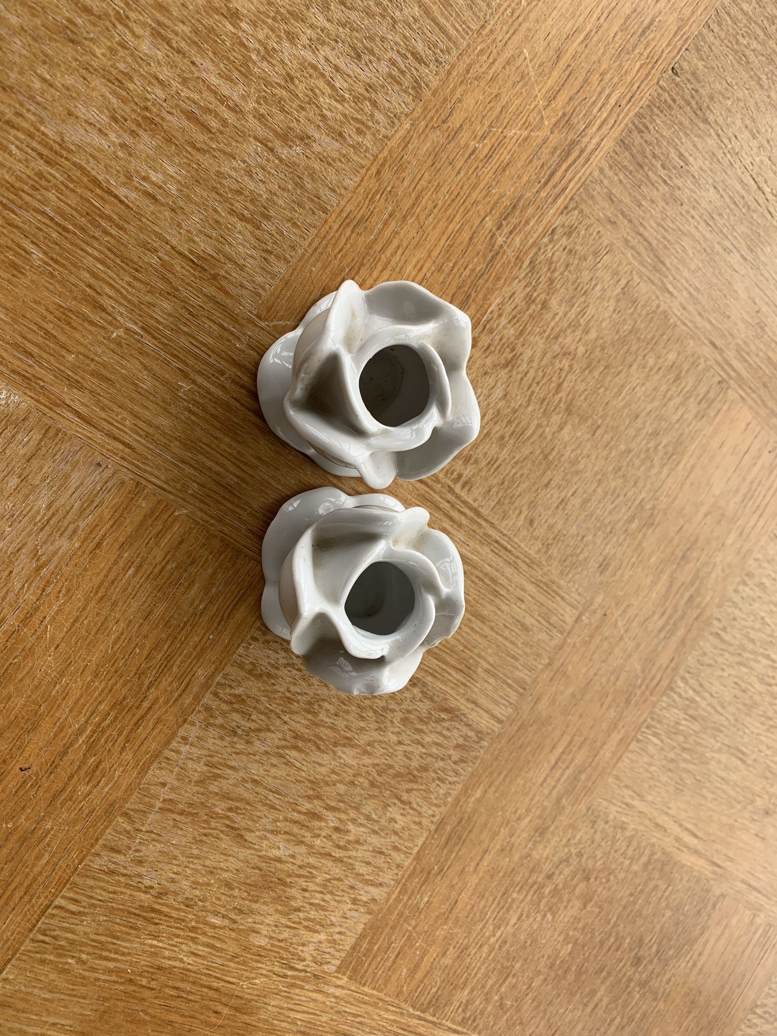 Deux bougeoirs fleurs en porcelaine blanche vintage