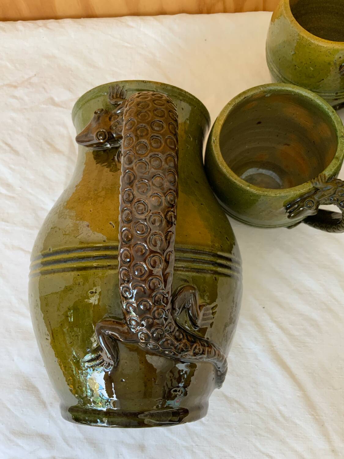 Pot à eau et tasses artisanales