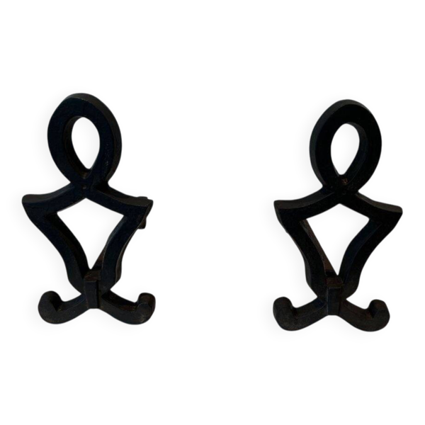 Paire de Chenets en Fonte à Silhouette Figurative Anthropomorphe, de Raymon