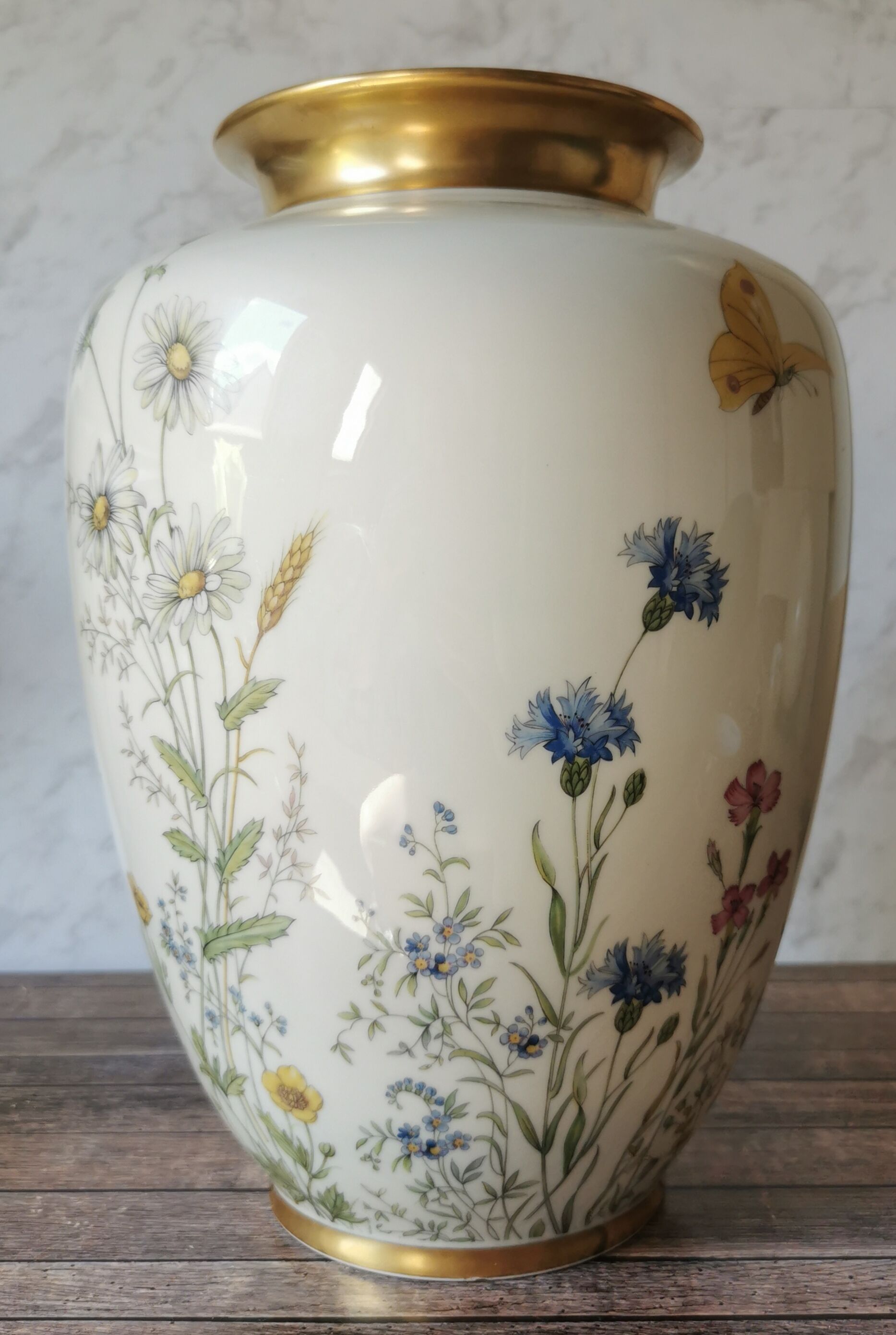 Porcelain vase flowers Wiesengrund und Bergeshöh'n
