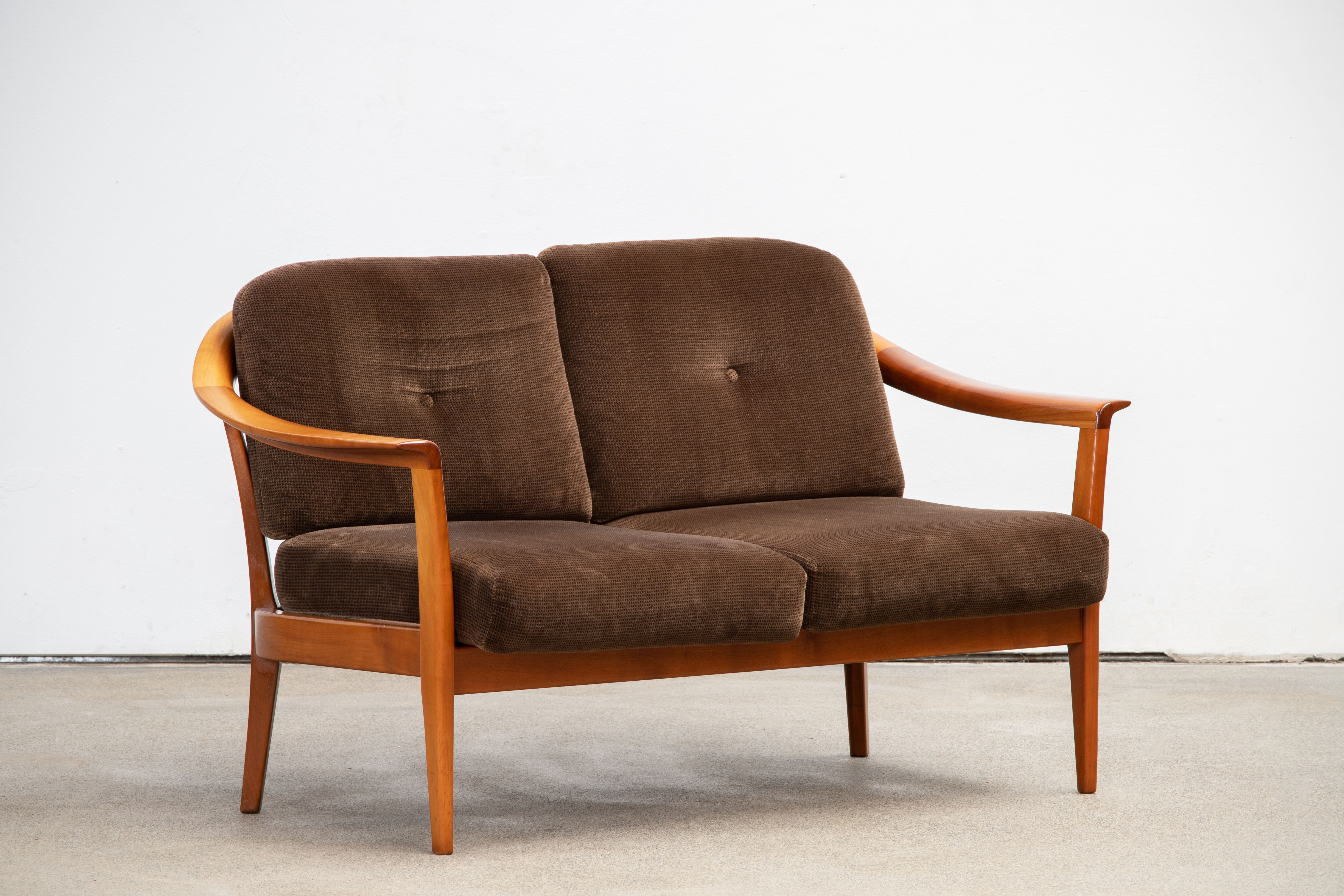 Vintage Scandinavian Sofa – 133 cm