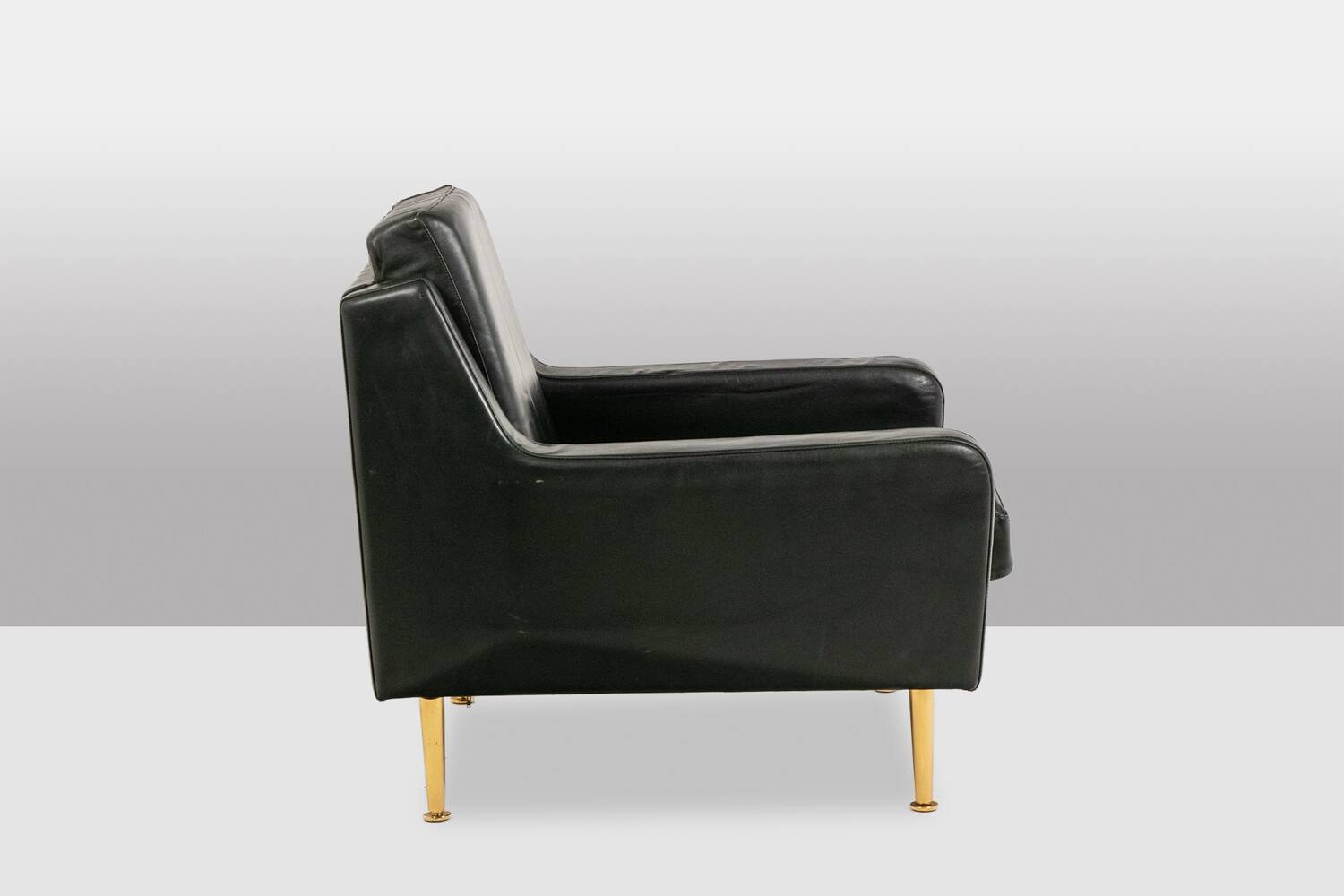 Airborne. Paire de fauteuils en cuir vert. Années 1950.