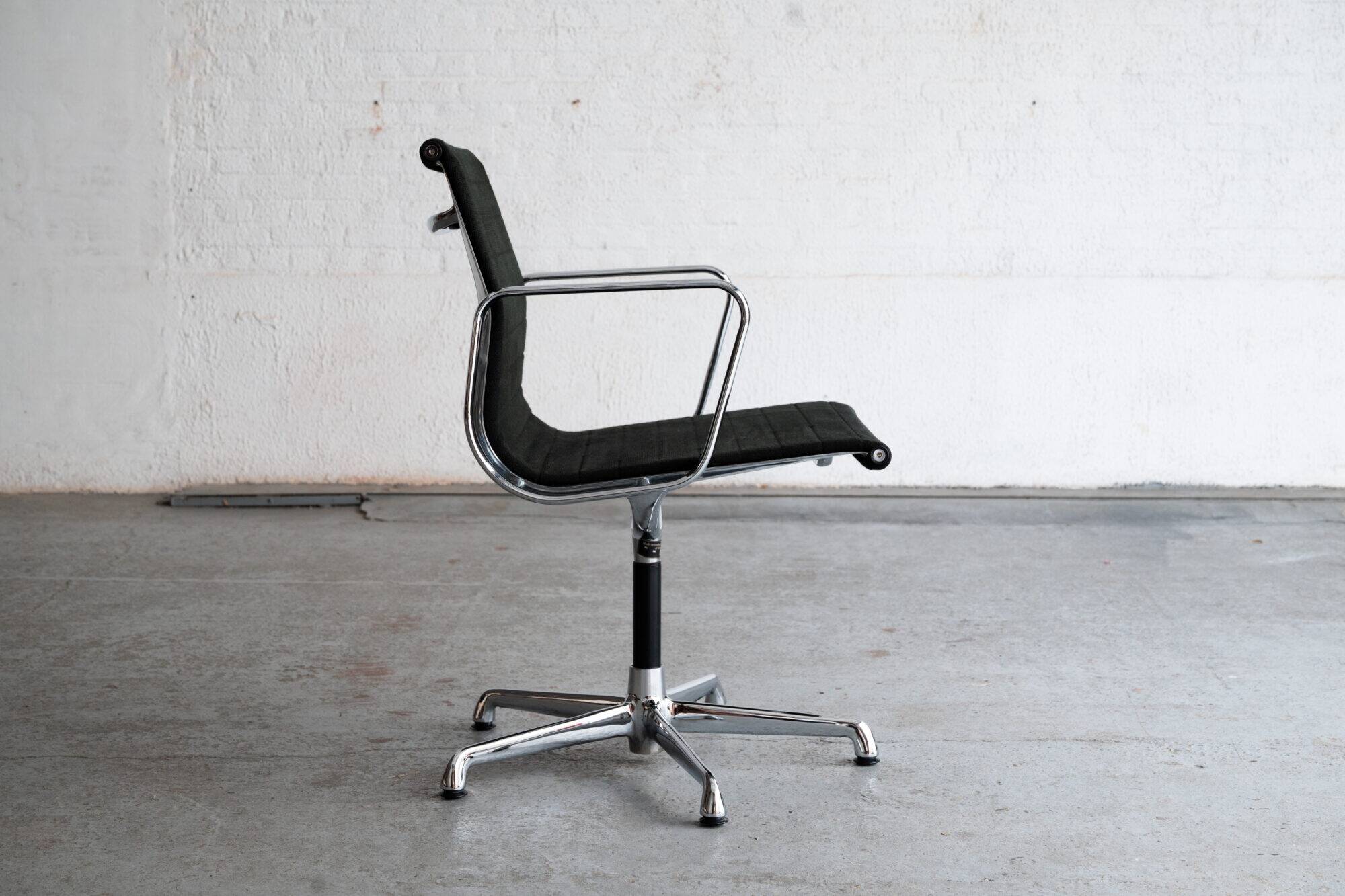 Paire de chaises de bureau ‘EA108’ par Charles & Ray Eames