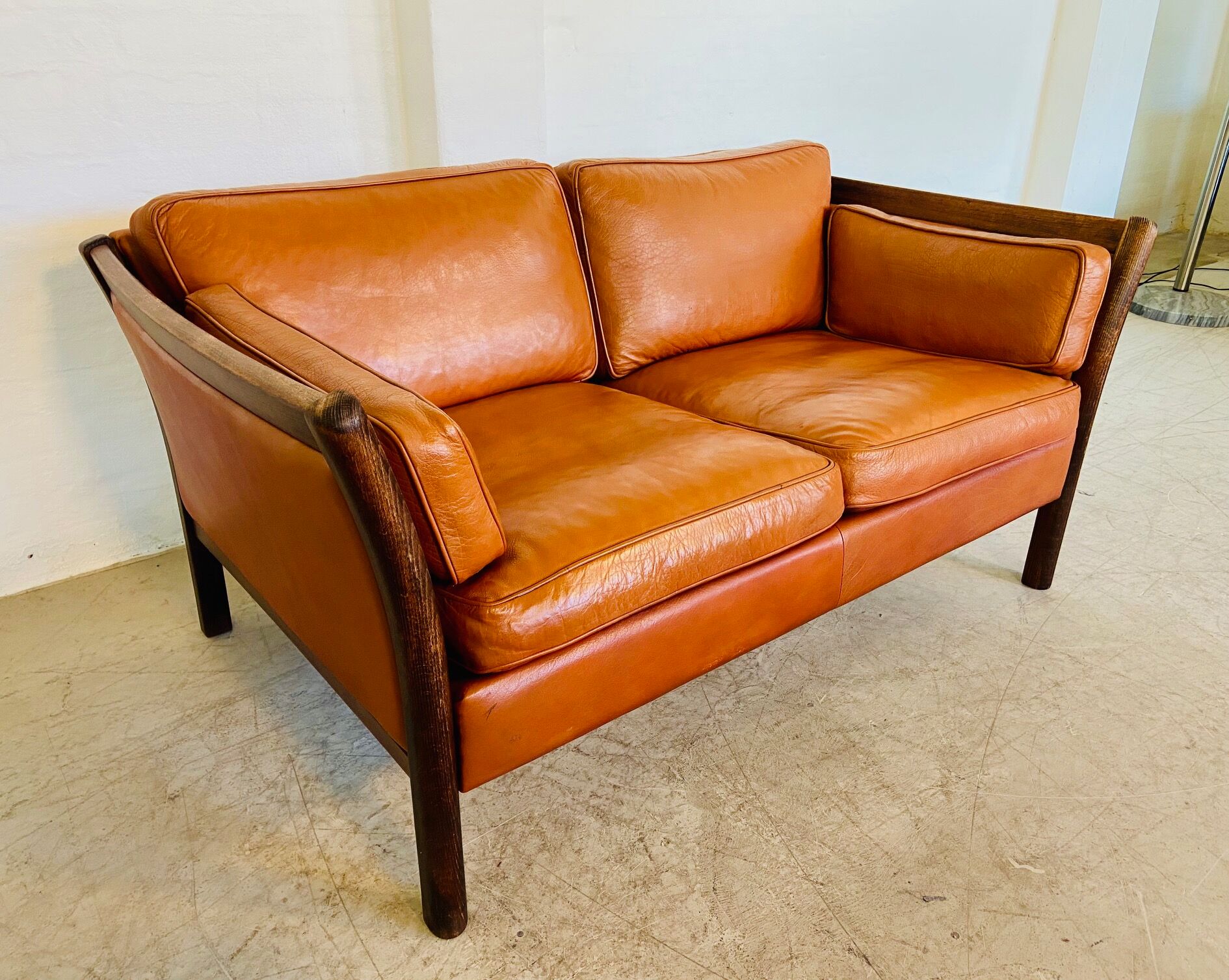Canapé vintage danois des années 60 en cuir cognac pour 2 personnes.