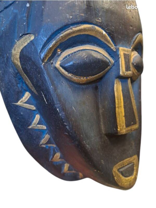 Masque africain en bois sculpté bleu et doré, oreilles de lion