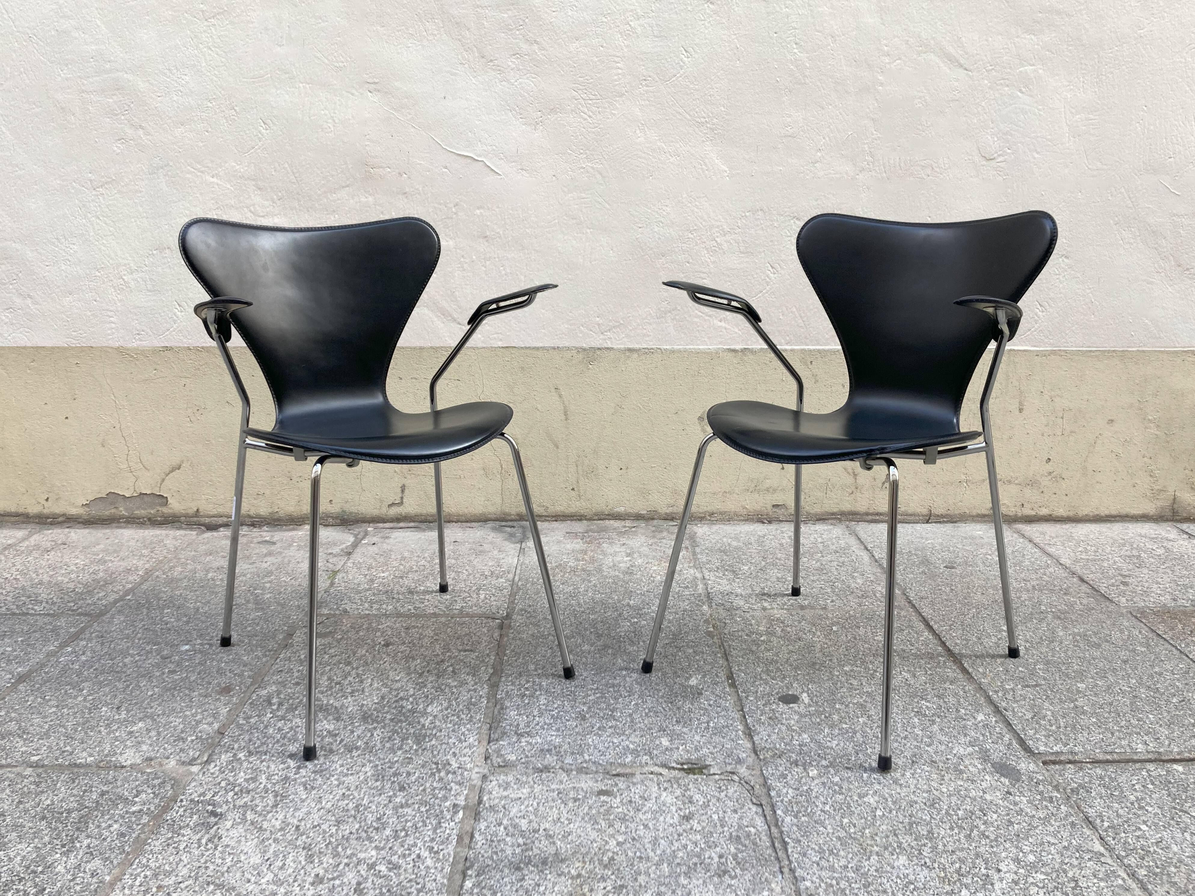 Pair of Arne Jacobsen series 7 chairs in black leather