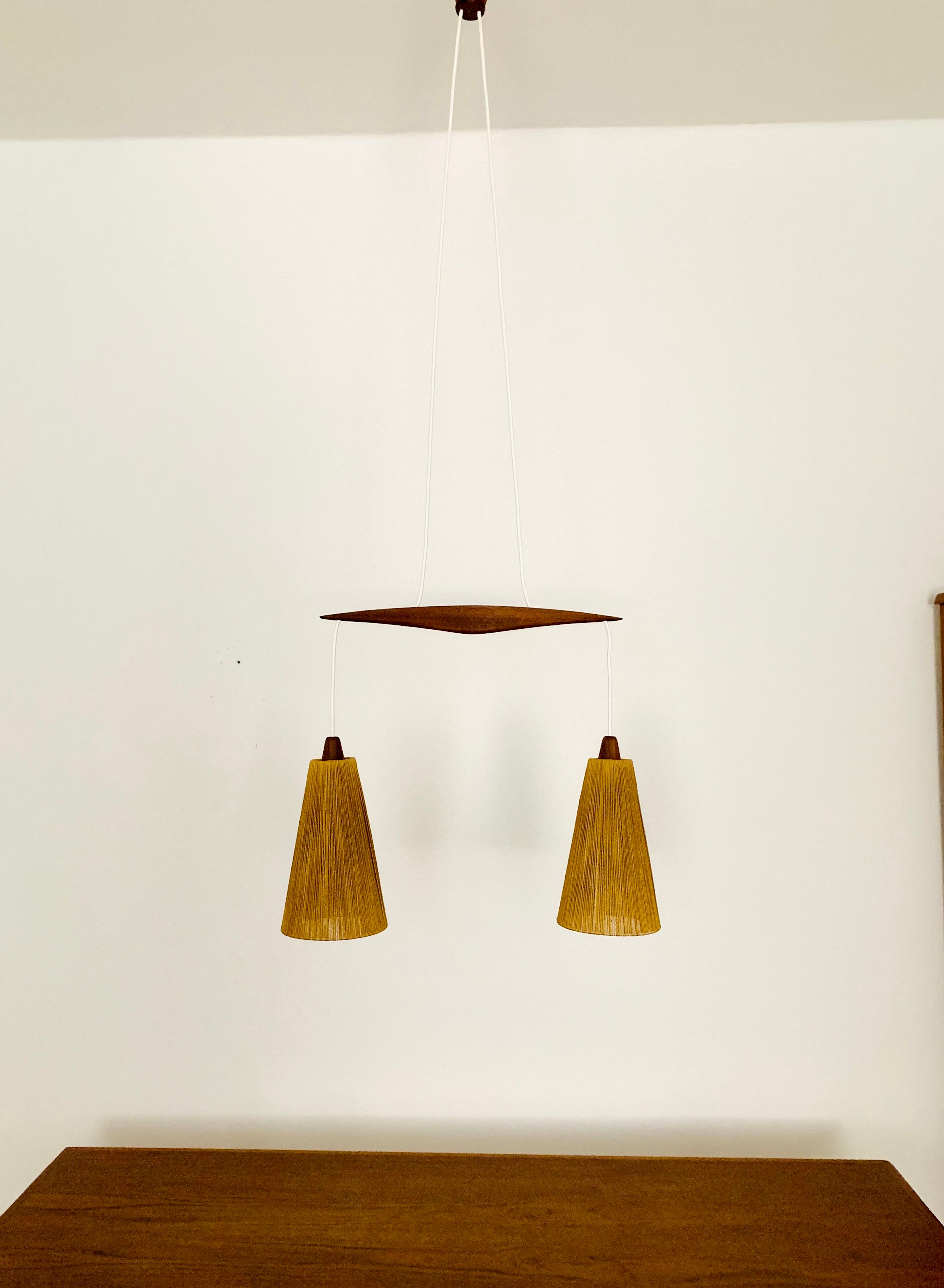 Suspension en teck et sisal par Temde