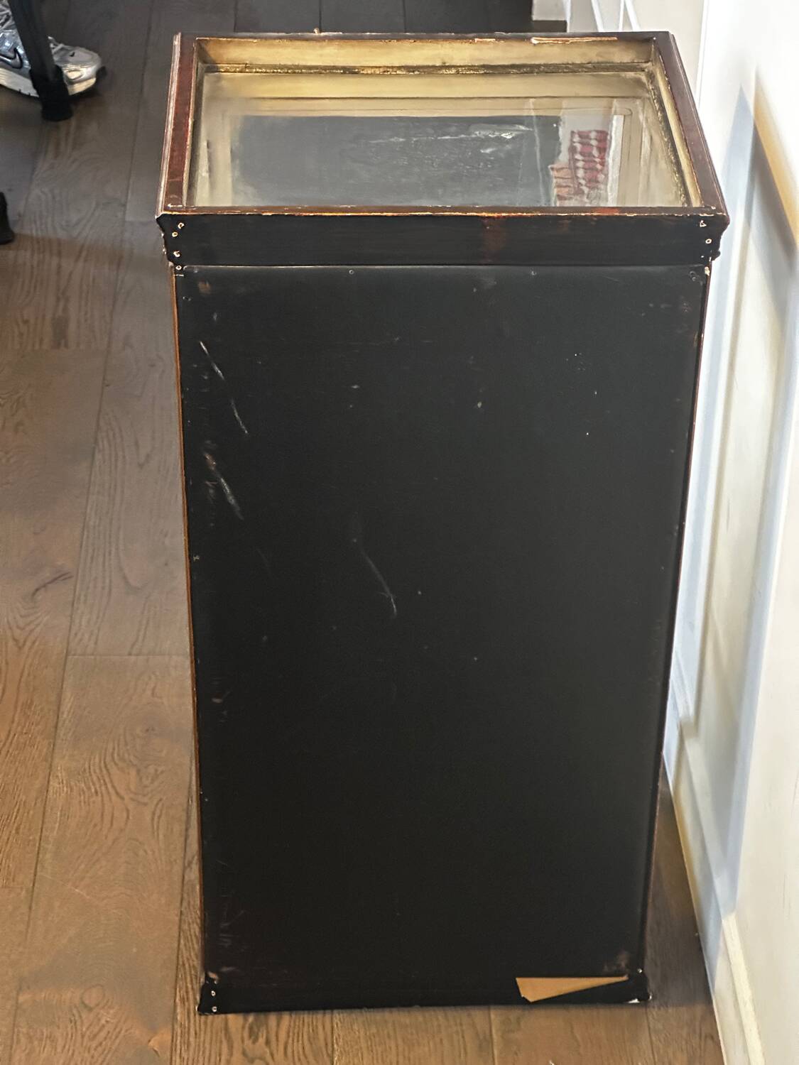 Counter display cabinet in wood and glass in Louis XVI style, 19th century.