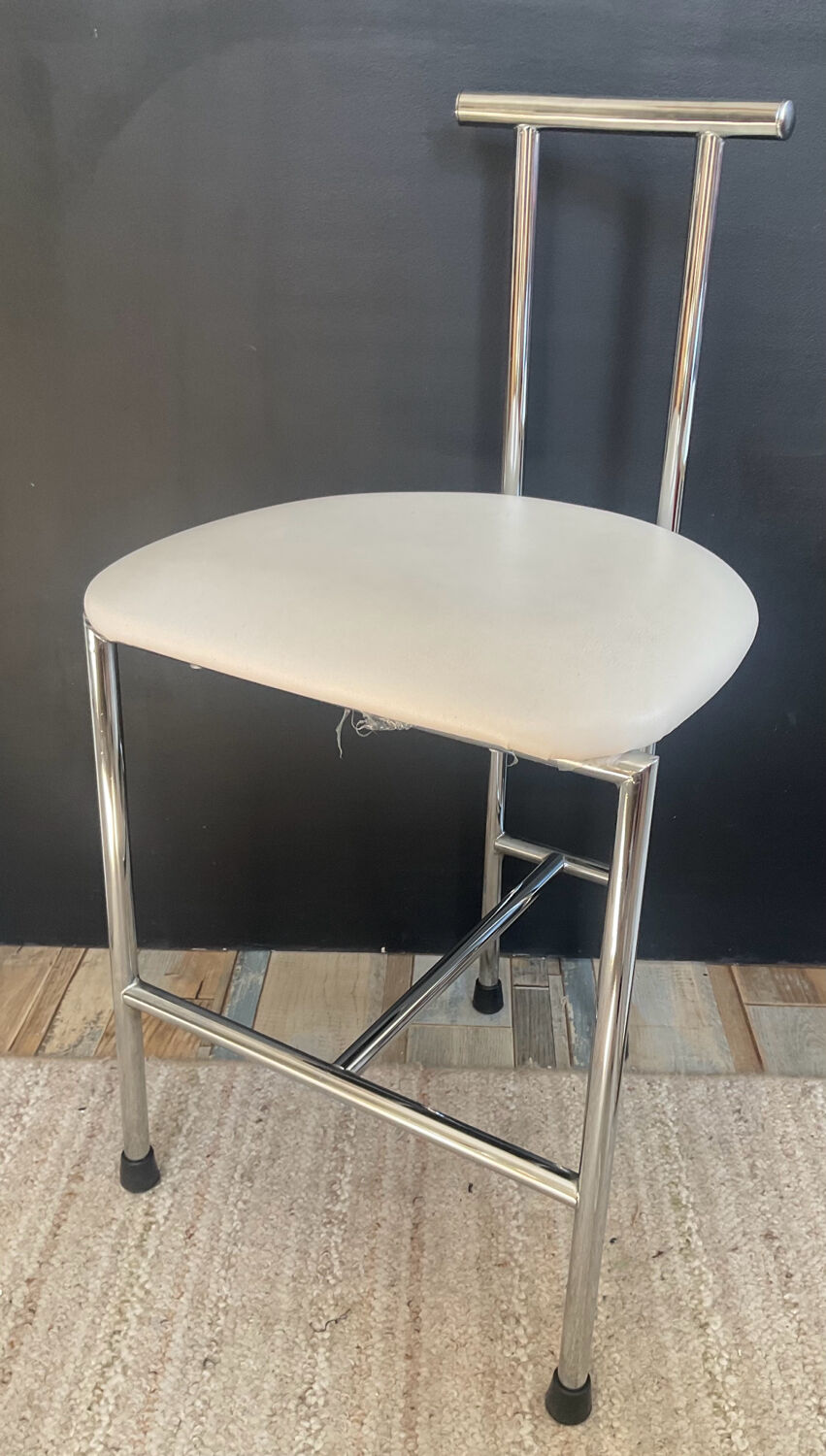 Vintage 70s chair in chrome metal and white faux leather.