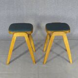 2 tabourets mid-century à pieds compas, vers 1950 skaï vert et  hêtre  blond