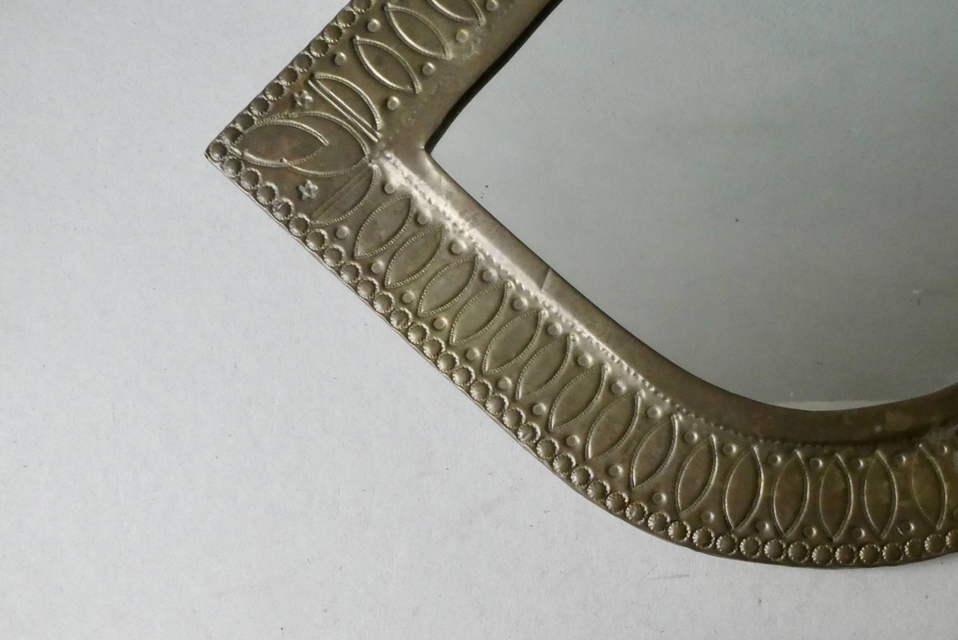 Miroir marocain en métal ciselé, forme oeil, années 70-80