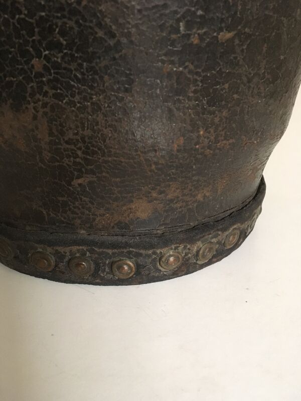 Corbeille à papier seau en cuir clouté brutaliste 1920