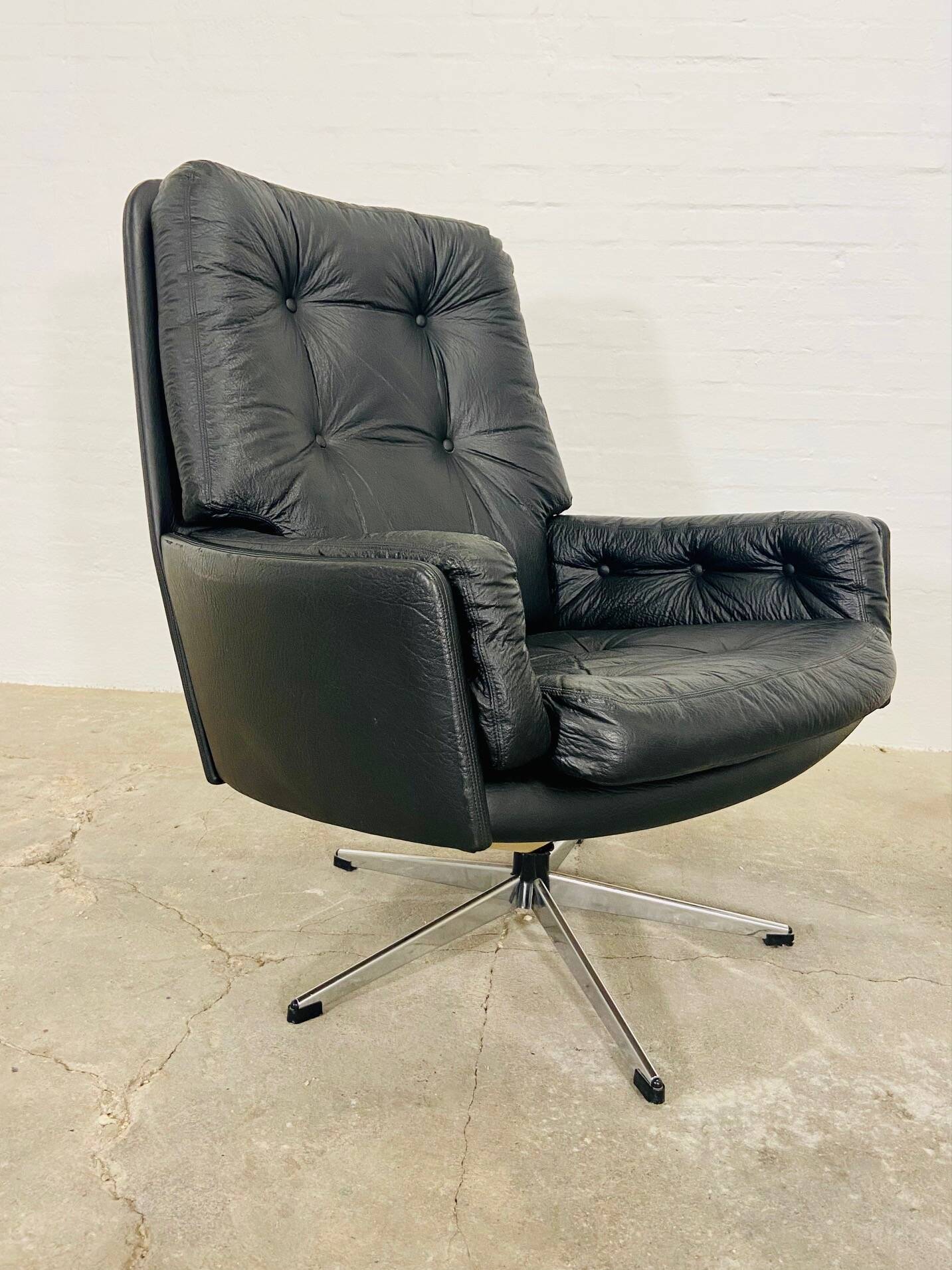 VINTAGE DANISH MID-CENTURY SVEND SKIPPER SWIVEL CHAIR IN BLACK LEATHER